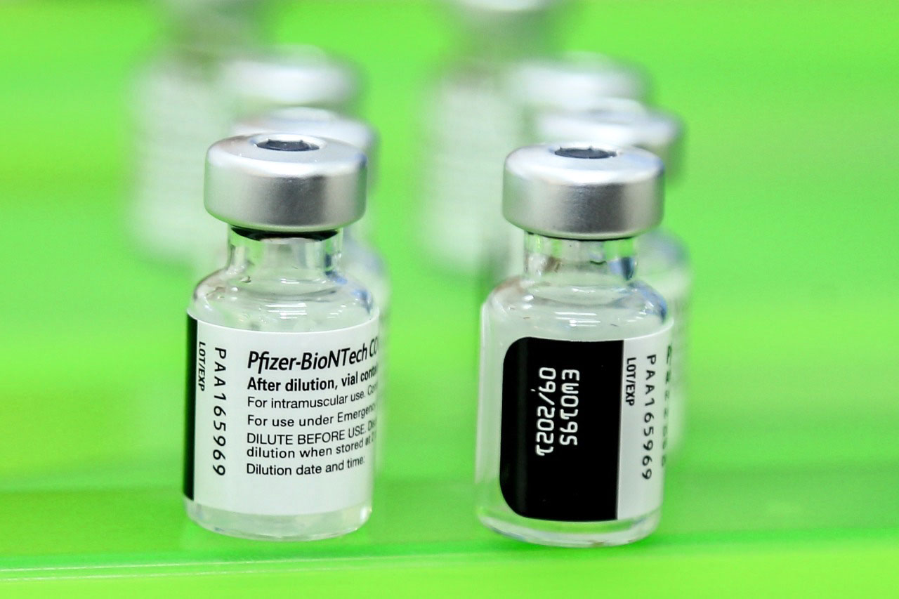 A Secretaria de Estado da Saúde (Sesa) definiu nesta quarta-feira (19) a distribuição do terceiro lote da vacina Pfizer/BioNTech contra a Covid-19 para nove municípios do Paraná. Ao todo 39.780 doses serão encaminhadas nos próximos dias para continuidade do Plano de Vacinação Estadual.  -  Curitiba, 19/05/2021  -  Foto:  Aldemir de Moraes e Mileny Melo / Prefeitura Municipal de Maringá