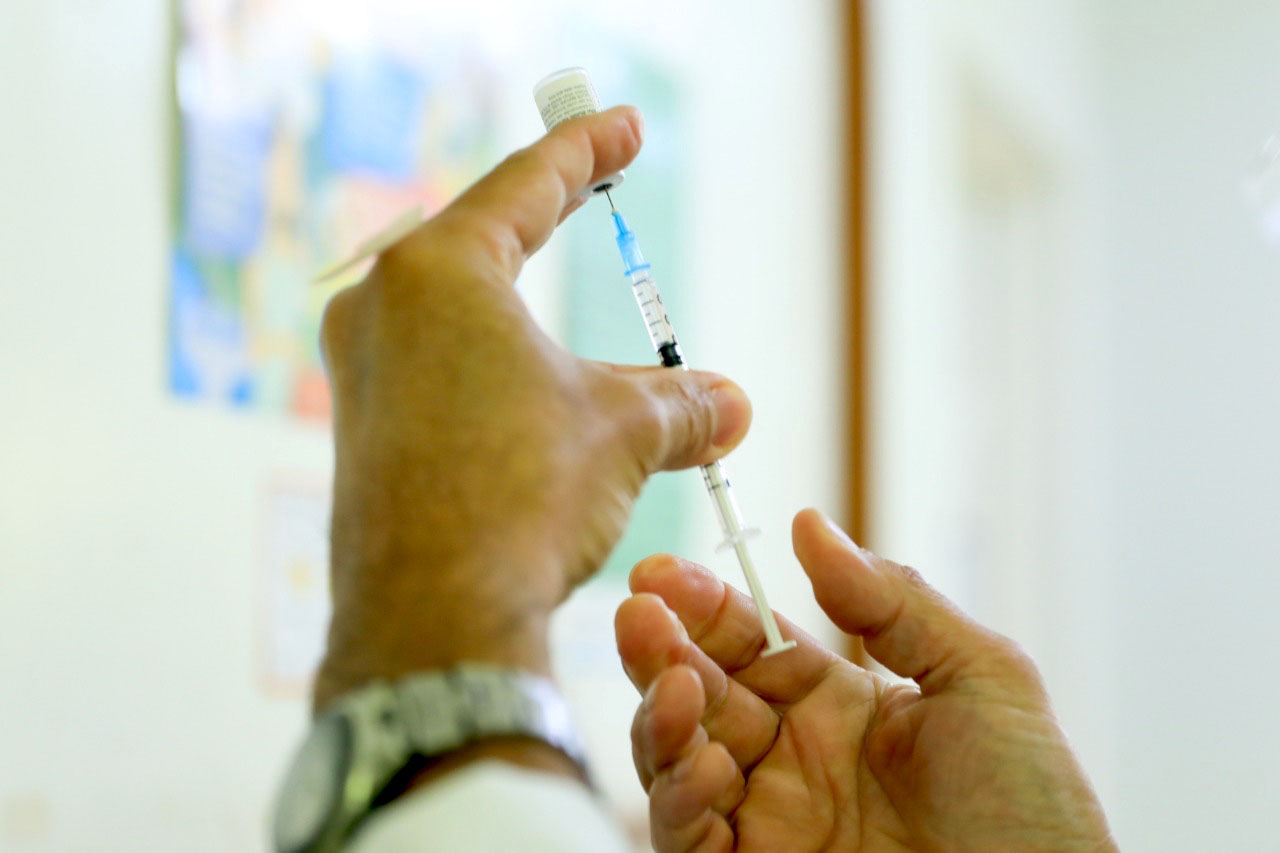 A Secretaria de Estado da Saúde (Sesa) definiu nesta quarta-feira (19) a distribuição do terceiro lote da vacina Pfizer/BioNTech contra a Covid-19 para nove municípios do Paraná. Ao todo 39.780 doses serão encaminhadas nos próximos dias para continuidade do Plano de Vacinação Estadual.  -  Curitiba, 19/05/2021  -  Foto:  Aldemir de Moraes e Mileny Melo / Prefeitura Municipal de Maringá