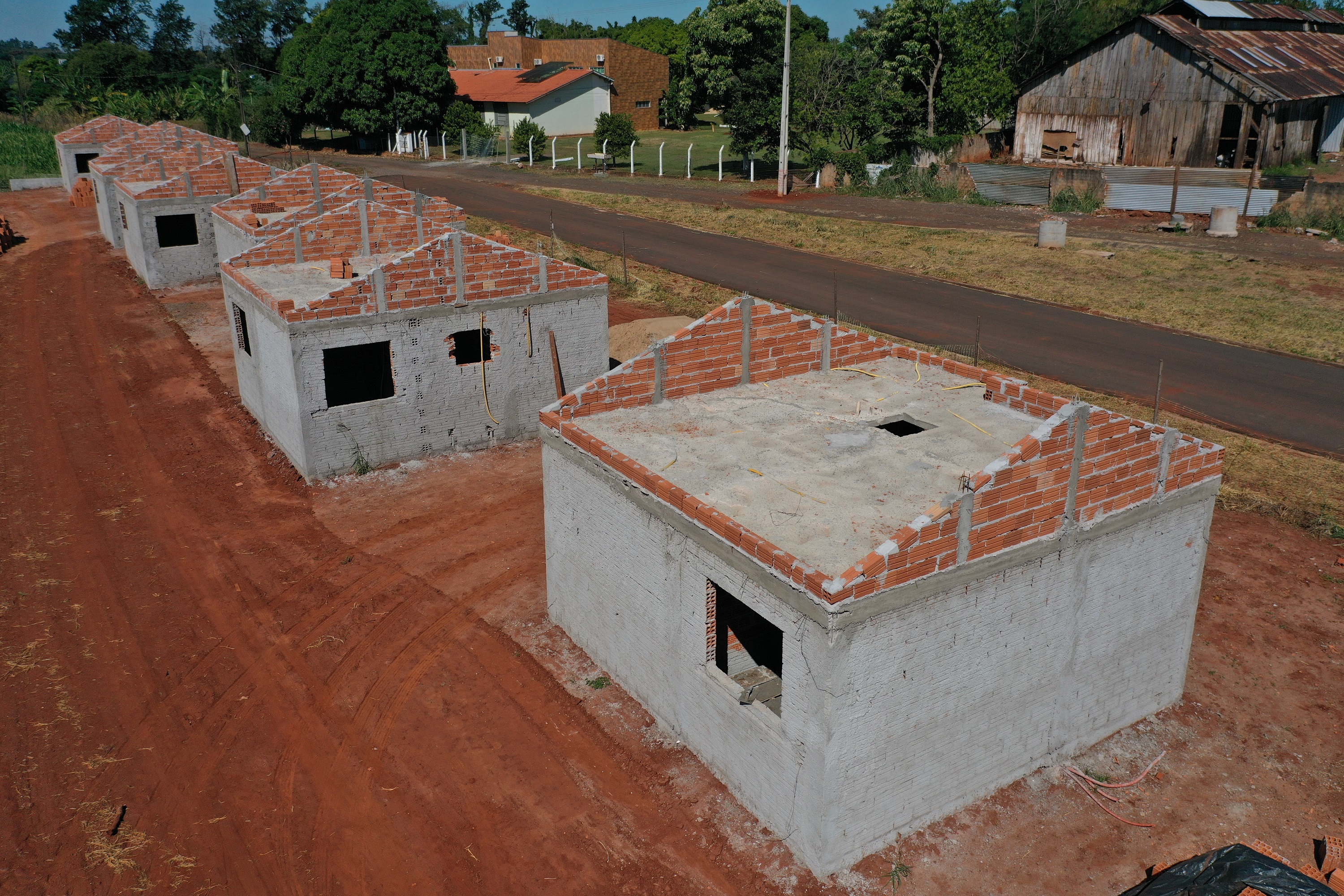 Técnicos da Cohapar estiveram em Guaíra nesta quarta-feira (19) para vistoriar a obra de execução de 21 casas populares na cidade, na região Oeste do estado. As moradias são subsidiadas integralmente pelo Governo do Estado, com um investimento de R$ 1,7 milhão obtido via financiamento junto ao Banco Interamericano de Desenvolvimento. (Foto: Alessandro Vieira / AEN)