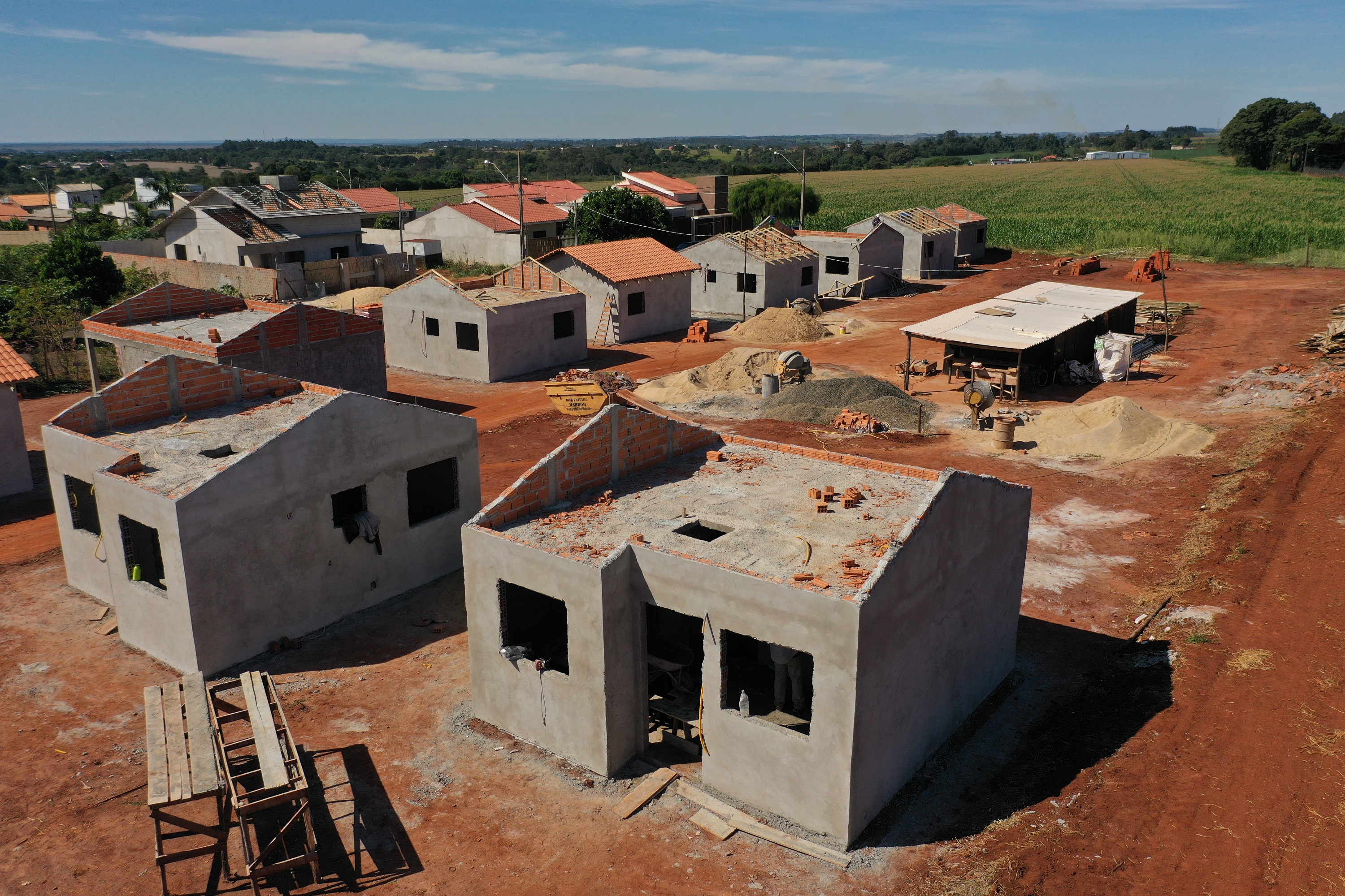 Técnicos da Cohapar estiveram em Guaíra nesta quarta-feira (19) para vistoriar a obra de execução de 21 casas populares na cidade, na região Oeste do estado. As moradias são subsidiadas integralmente pelo Governo do Estado, com um investimento de R$ 1,7 milhão obtido via financiamento junto ao Banco Interamericano de Desenvolvimento. (Foto: Alessandro Vieira / AEN)