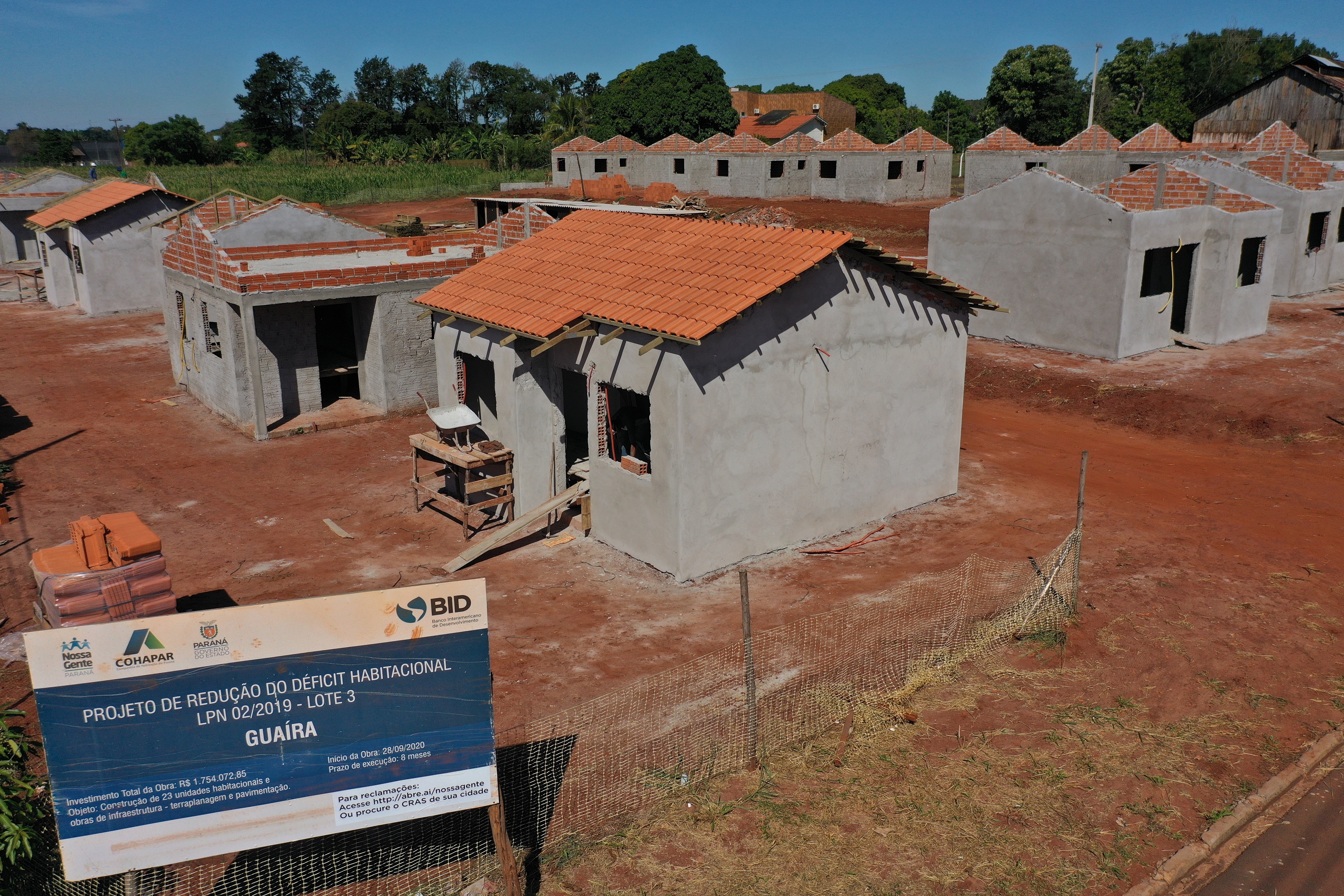 Técnicos da Cohapar estiveram em Guaíra nesta quarta-feira (19) para vistoriar a obra de execução de 21 casas populares na cidade, na região Oeste do estado. As moradias são subsidiadas integralmente pelo Governo do Estado, com um investimento de R$ 1,7 milhão obtido via financiamento junto ao Banco Interamericano de Desenvolvimento. (Foto: Alessandro Vieira / AEN)