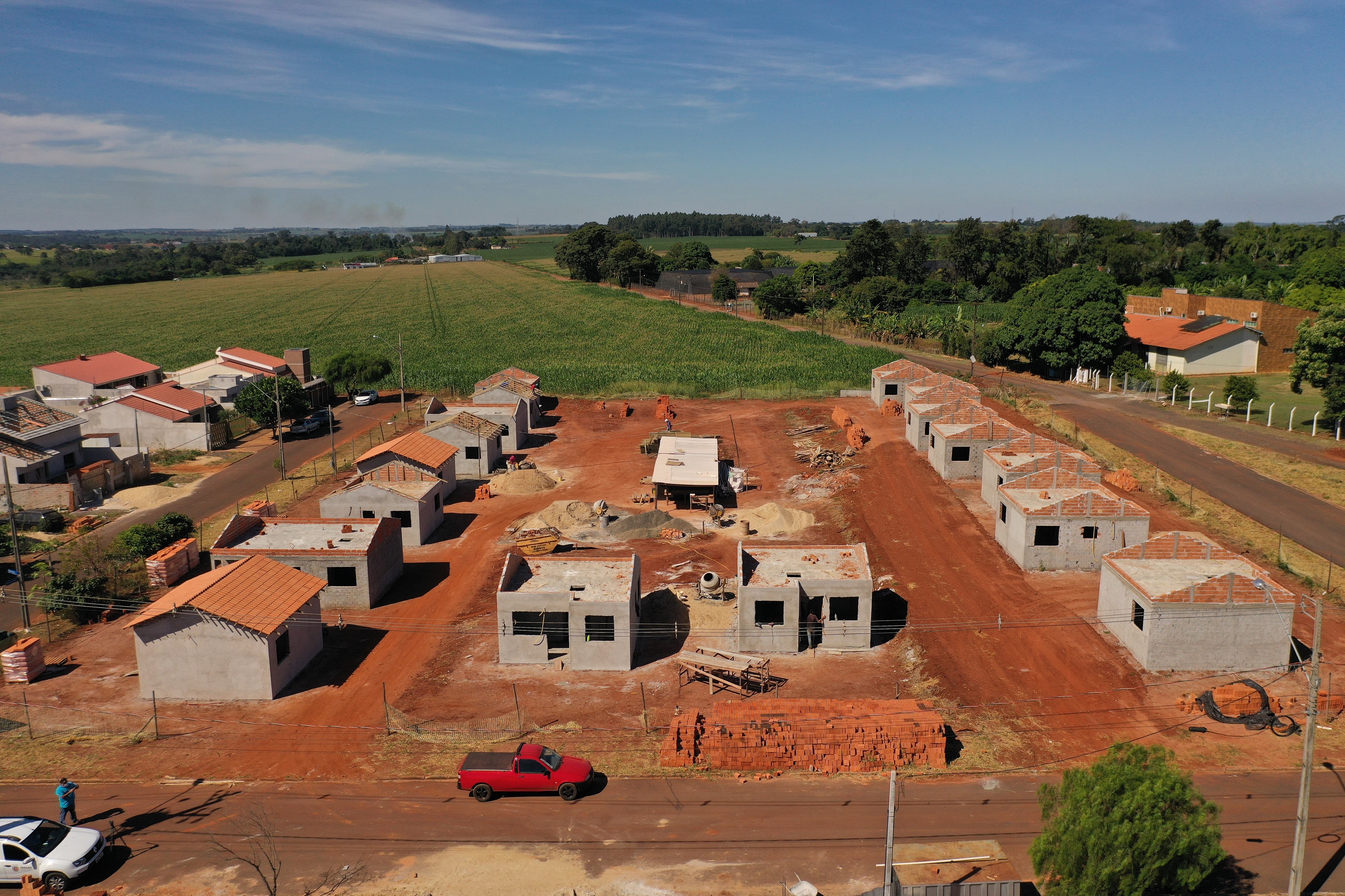 Técnicos da Cohapar estiveram em Guaíra nesta quarta-feira (19) para vistoriar a obra de execução de 21 casas populares na cidade, na região Oeste do estado. As moradias são subsidiadas integralmente pelo Governo do Estado, com um investimento de R$ 1,7 milhão obtido via financiamento junto ao Banco Interamericano de Desenvolvimento. (Foto: Alessandro Vieira / AEN)