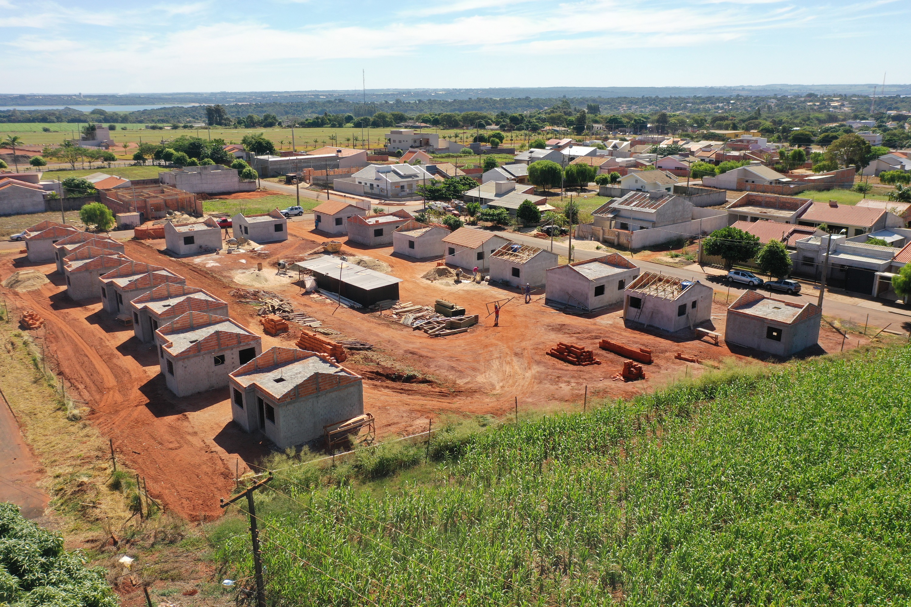 Técnicos da Cohapar estiveram em Guaíra nesta quarta-feira (19) para vistoriar a obra de execução de 21 casas populares na cidade, na região Oeste do estado. As moradias são subsidiadas integralmente pelo Governo do Estado, com um investimento de R$ 1,7 milhão obtido via financiamento junto ao Banco Interamericano de Desenvolvimento. (Foto: Alessandro Vieira / AEN)