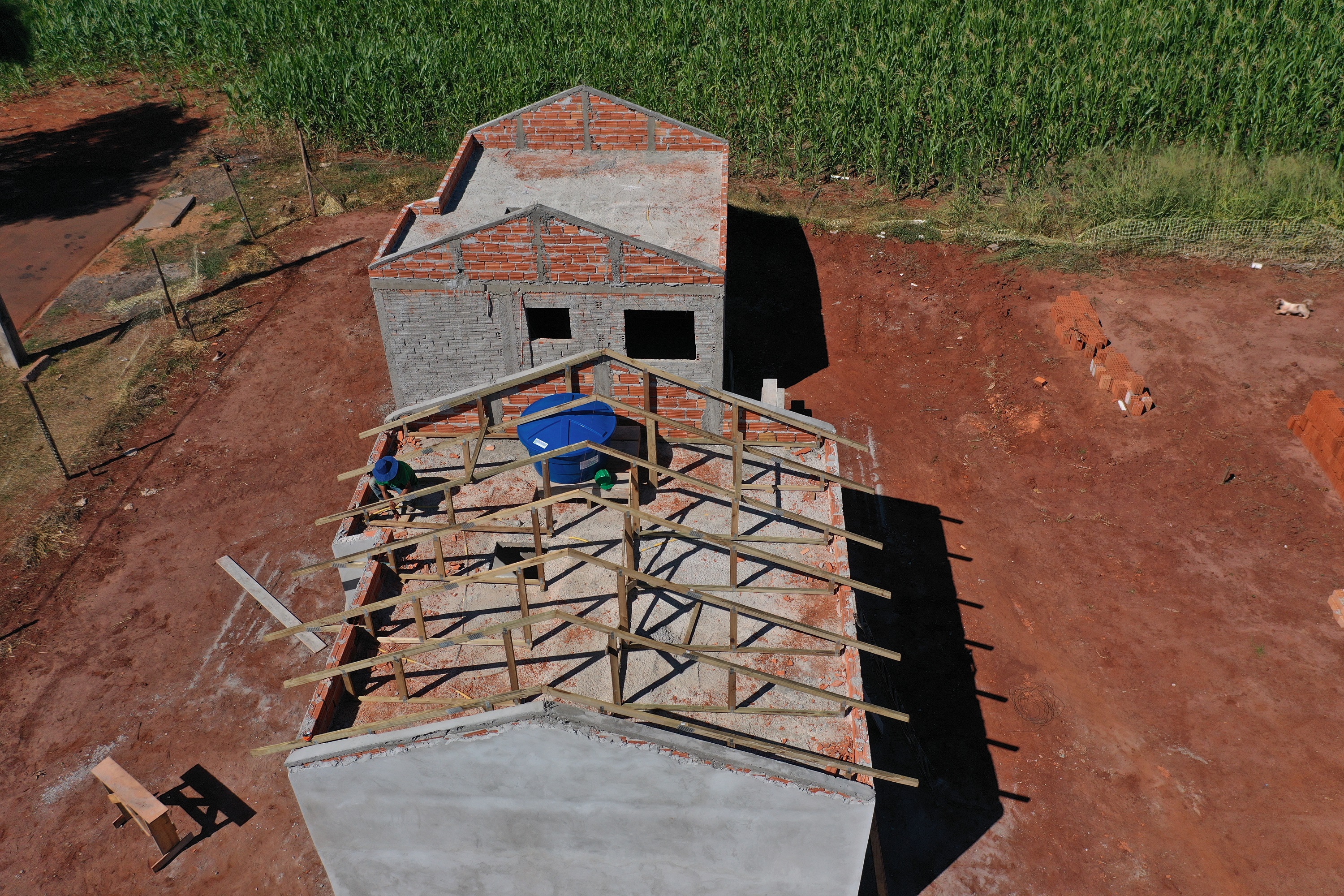 Técnicos da Cohapar estiveram em Guaíra nesta quarta-feira (19) para vistoriar a obra de execução de 21 casas populares na cidade, na região Oeste do estado. As moradias são subsidiadas integralmente pelo Governo do Estado, com um investimento de R$ 1,7 milhão obtido via financiamento junto ao Banco Interamericano de Desenvolvimento. (Foto: Alessandro Vieira / AEN)