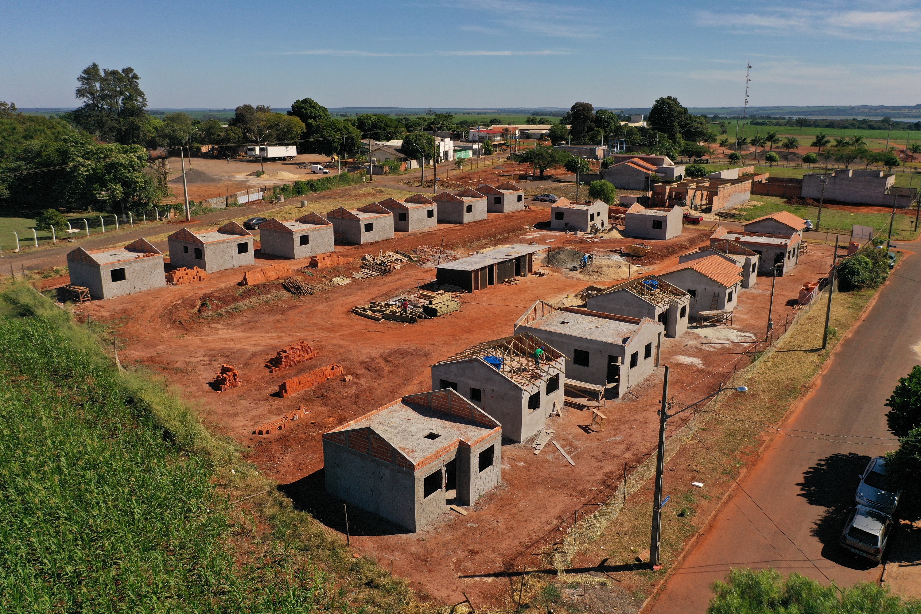 Técnicos da Cohapar estiveram em Guaíra nesta quarta-feira (19) para vistoriar a obra de execução de 21 casas populares na cidade, na região Oeste do estado. As moradias são subsidiadas integralmente pelo Governo do Estado, com um investimento de R$ 1,7 milhão obtido via financiamento junto ao Banco Interamericano de Desenvolvimento. (Foto: Alessandro Vieira / AEN)