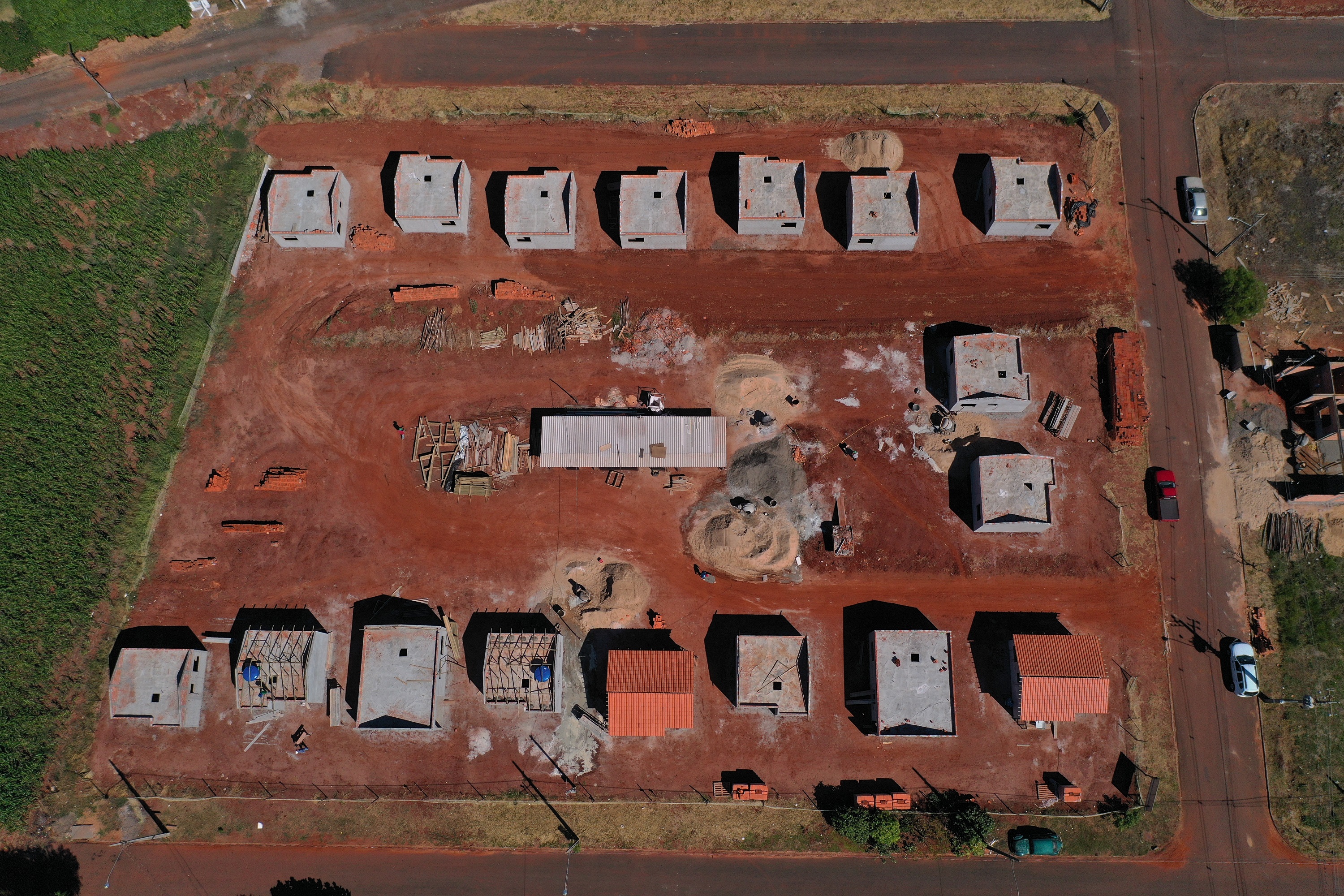 Técnicos da Cohapar estiveram em Guaíra nesta quarta-feira (19) para vistoriar a obra de execução de 21 casas populares na cidade, na região Oeste do estado. As moradias são subsidiadas integralmente pelo Governo do Estado, com um investimento de R$ 1,7 milhão obtido via financiamento junto ao Banco Interamericano de Desenvolvimento. (Foto: Alessandro Vieira / AEN)