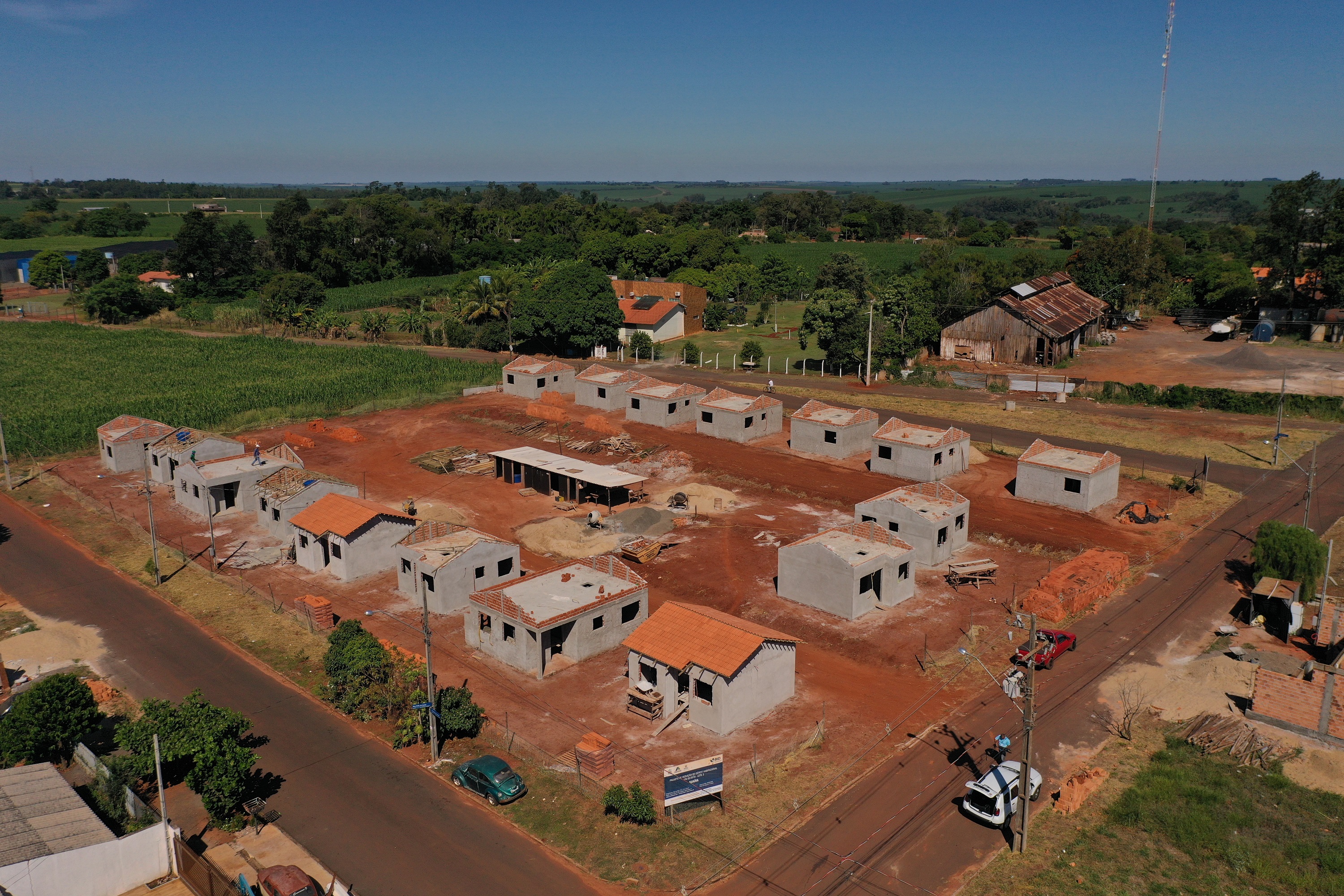 Técnicos da Cohapar estiveram em Guaíra nesta quarta-feira (19) para vistoriar a obra de execução de 21 casas populares na cidade, na região Oeste do estado. As moradias são subsidiadas integralmente pelo Governo do Estado, com um investimento de R$ 1,7 milhão obtido via financiamento junto ao Banco Interamericano de Desenvolvimento. (Foto: Alessandro Vieira / AEN)
