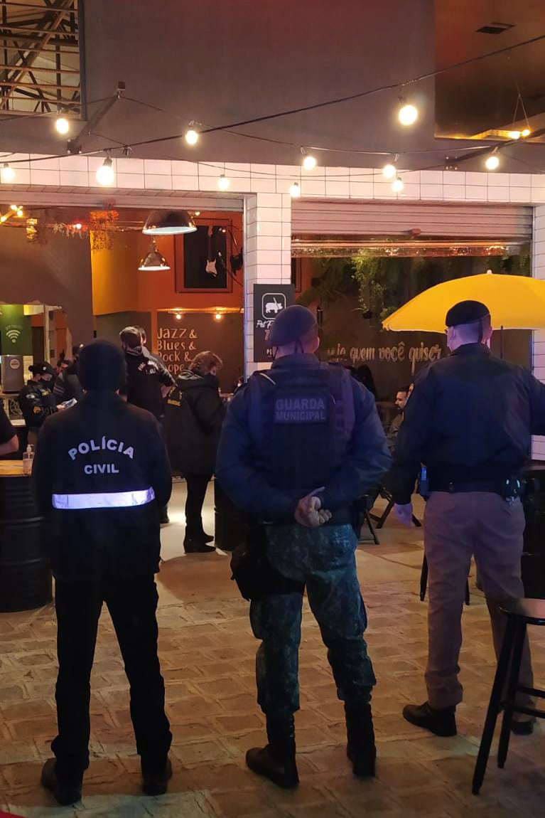 A Ação Integrada de Fiscalização Urbana (AIFU) da Polícia Militar, principal ferramenta aplicada no cumprimento de medidas de fiscalização de estabelecimentos comerciais, intensificou os trabalhos nesta semana para inibir aglomerações de pessoas e outras infrações. Nesta semana, o trabalho resultou em 17 estabelecimentos fechados e 175 autuações administrativas lavradas.  -  Curitiba, 21/05/2021  -  Foto: SESP/PR