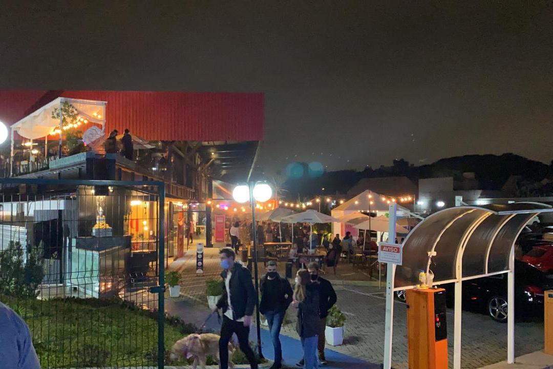 A Ação Integrada de Fiscalização Urbana (AIFU) da Polícia Militar, principal ferramenta aplicada no cumprimento de medidas de fiscalização de estabelecimentos comerciais, intensificou os trabalhos nesta semana para inibir aglomerações de pessoas e outras infrações. Nesta semana, o trabalho resultou em 17 estabelecimentos fechados e 175 autuações administrativas lavradas.  -  Curitiba, 21/05/2021  -  Foto: SESP/PR