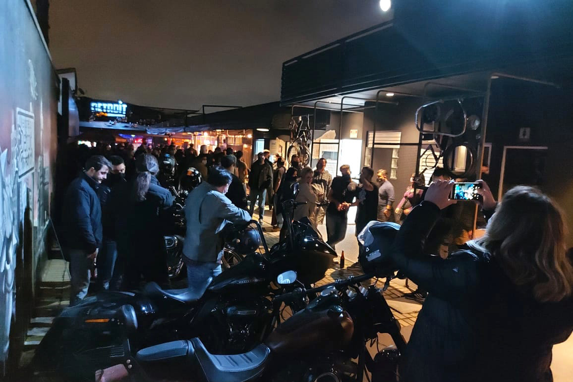 A Ação Integrada de Fiscalização Urbana (AIFU) da Polícia Militar, principal ferramenta aplicada no cumprimento de medidas de fiscalização de estabelecimentos comerciais, intensificou os trabalhos nesta semana para inibir aglomerações de pessoas e outras infrações. Nesta semana, o trabalho resultou em 17 estabelecimentos fechados e 175 autuações administrativas lavradas.  -  Curitiba, 21/05/2021  -  Foto: SESP/PR