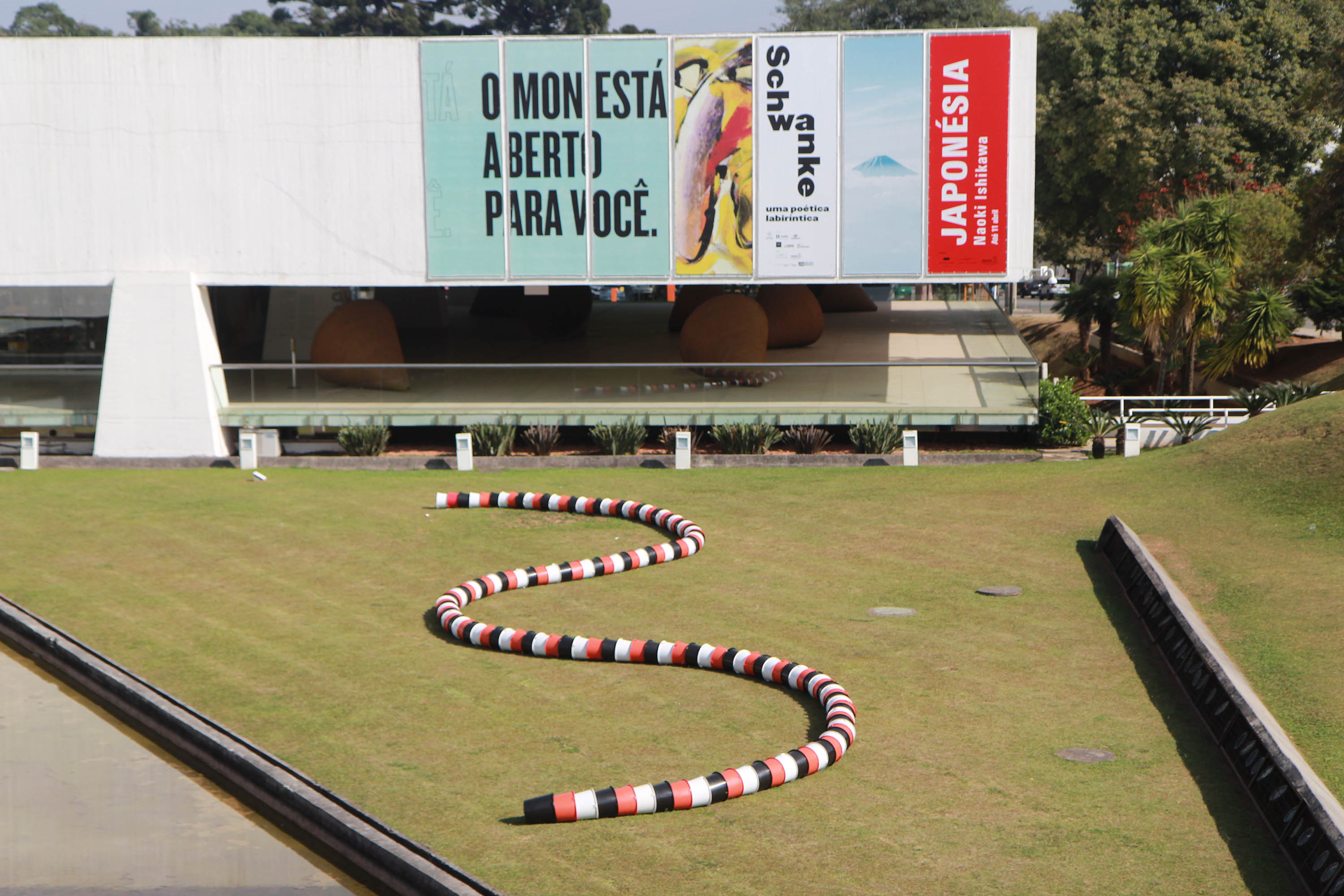 A inspiração vem da exposição ?Schwanke, uma Poética Labiríntica?, em cartaz no Olho. Com curadoria de Maria José Justino, a mostra do premiado artista Luiz Henrique Schwanke (1951-1992) exibe 157 obras, sendo boa parte inédita. É uma retrospectiva de seu trabalho, desde a década de 1970 até as últimas produções.  - Curitiba, 25/05/2021 - Foto: Alessandro Vieira/AEN