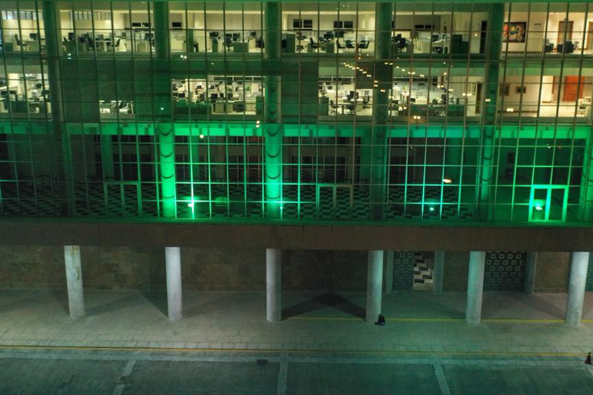 Iluminação verde do Palácio Iguaçu lembra a Semana da Pessoa com Esquizofrenia. Foto: Alessandro Vieira/AEN