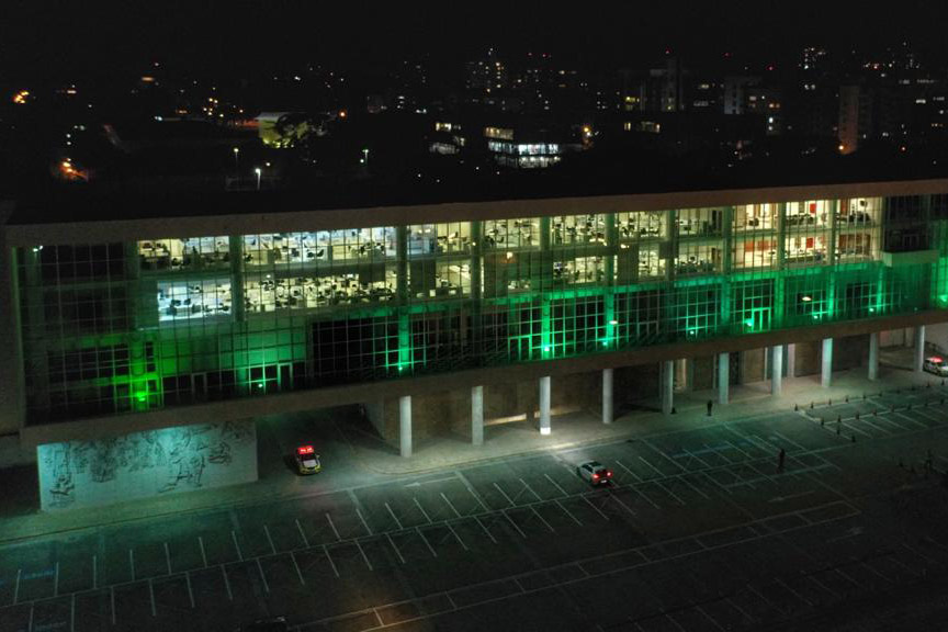 Iluminação verde do Palácio Iguaçu lembra a Semana da Pessoa com Esquizofrenia. Foto: Alessandro Vieira/AEN