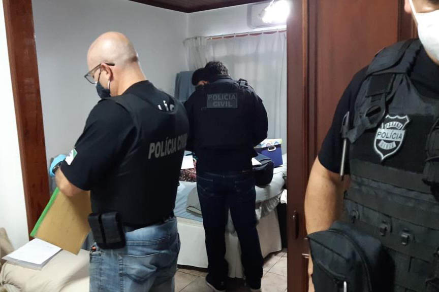 A Polícia Civil do Paraná (PCPR) cumpriu 15 mandados de busca e apreensão contra uma organização criminosa envolvida no transporte clandestino de passageiros nesta terça-feira (25). Os envolvidos estão ligados ao tombamento de um ônibus de turismo, ocorrido em janeiro na BR-376, em Guaratuba, Litoral do Estado, no qual 19 pessoas morreram. Durante a ação, um homem, de 53 anos, foi preso por posse ilegal de arma de fogo.  - Policía Civil/SESP-PR