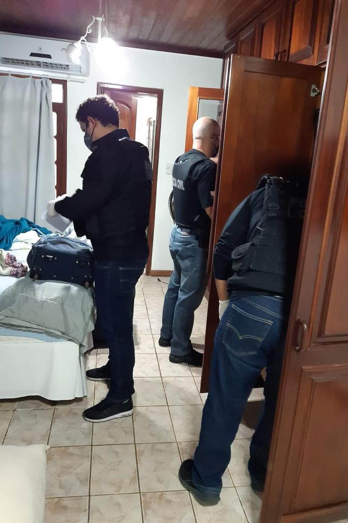 A Polícia Civil do Paraná (PCPR) cumpriu 15 mandados de busca e apreensão contra uma organização criminosa envolvida no transporte clandestino de passageiros nesta terça-feira (25). Os envolvidos estão ligados ao tombamento de um ônibus de turismo, ocorrido em janeiro na BR-376, em Guaratuba, Litoral do Estado, no qual 19 pessoas morreram. Durante a ação, um homem, de 53 anos, foi preso por posse ilegal de arma de fogo.  - Policía Civil/SESP-PR