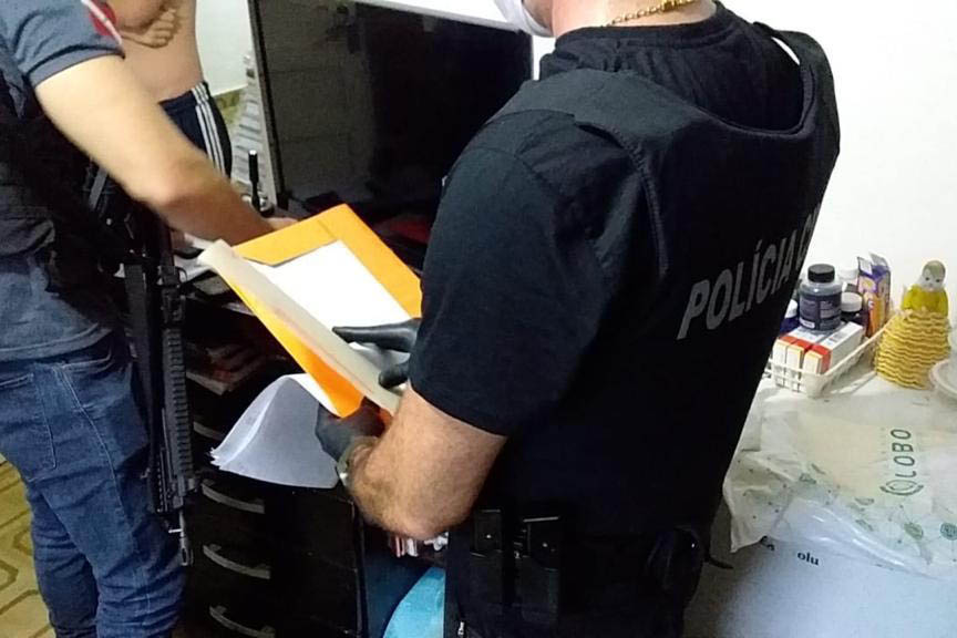 A Polícia Civil do Paraná (PCPR) cumpriu 15 mandados de busca e apreensão contra uma organização criminosa envolvida no transporte clandestino de passageiros nesta terça-feira (25). Os envolvidos estão ligados ao tombamento de um ônibus de turismo, ocorrido em janeiro na BR-376, em Guaratuba, Litoral do Estado, no qual 19 pessoas morreram. Durante a ação, um homem, de 53 anos, foi preso por posse ilegal de arma de fogo.  - Policía Civil/SESP-PR