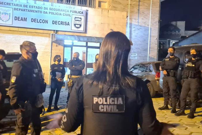 Polícia Civil dispersa aglomeração em bar e prende 9 pessoas durante fiscalização na capital. A ação faz parte da fiscalização da Polícia Civil referente ao Decreto Estadual nº 7.716/21 do Governo do Estado, que estabelece medidas restritivas por conta da pandemia. -  Curitiba, 29/05/2021  -  Foto: Polícia Civil do Paraná/SESP/PR