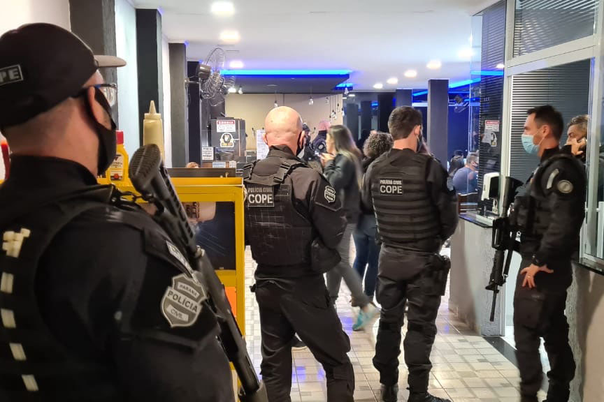 Polícia Civil dispersa aglomeração em bar e prende 9 pessoas durante fiscalização na capital. A ação faz parte da fiscalização da Polícia Civil referente ao Decreto Estadual nº 7.716/21 do Governo do Estado, que estabelece medidas restritivas por conta da pandemia. -  Curitiba, 29/05/2021  -  Foto: Polícia Civil do Paraná/SESP/PR