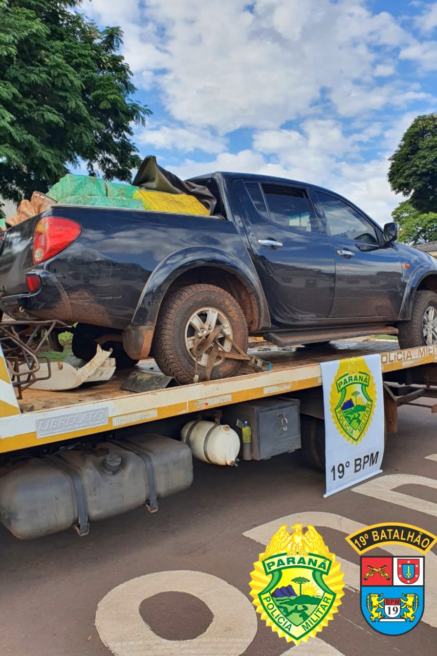 Um adolescente, de 17anos, foi apreendido após fugir de uma abordagem policial em uma caminhonetecom 1,2 tonelada de maconha na manhã deste domingo (30/05), em Cianorte (PR),no Noroeste do estado. Os policiais militares da 5ª Companhia Independente dePolícia Militar (5ª CIPM) seguiram o suspeito até ele colidir o veículo numachácara e tentar escapar a pé, mas ele acabou detido e a droga, apreendida. -  Cianorte, 30/05/2021  -  Foto: PMPR/SESP-PR