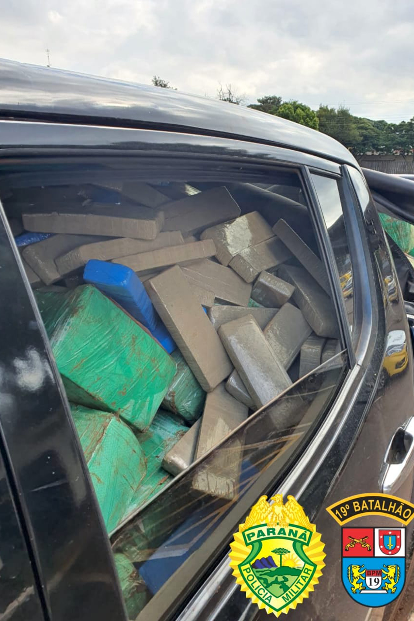 Um adolescente, de 17anos, foi apreendido após fugir de uma abordagem policial em uma caminhonetecom 1,2 tonelada de maconha na manhã deste domingo (30/05), em Cianorte (PR),no Noroeste do estado. Os policiais militares da 5ª Companhia Independente dePolícia Militar (5ª CIPM) seguiram o suspeito até ele colidir o veículo numachácara e tentar escapar a pé, mas ele acabou detido e a droga, apreendida. -  Cianorte, 30/05/2021  -  Foto: PMPR/SESP-PR