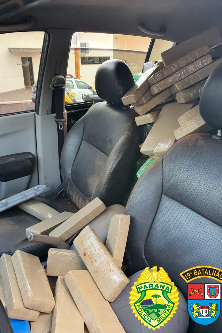 Um adolescente, de 17anos, foi apreendido após fugir de uma abordagem policial em uma caminhonetecom 1,2 tonelada de maconha na manhã deste domingo (30/05), em Cianorte (PR),no Noroeste do estado. Os policiais militares da 5ª Companhia Independente dePolícia Militar (5ª CIPM) seguiram o suspeito até ele colidir o veículo numachácara e tentar escapar a pé, mas ele acabou detido e a droga, apreendida. -  Cianorte, 30/05/2021  -  Foto: PMPR/SESP-PR