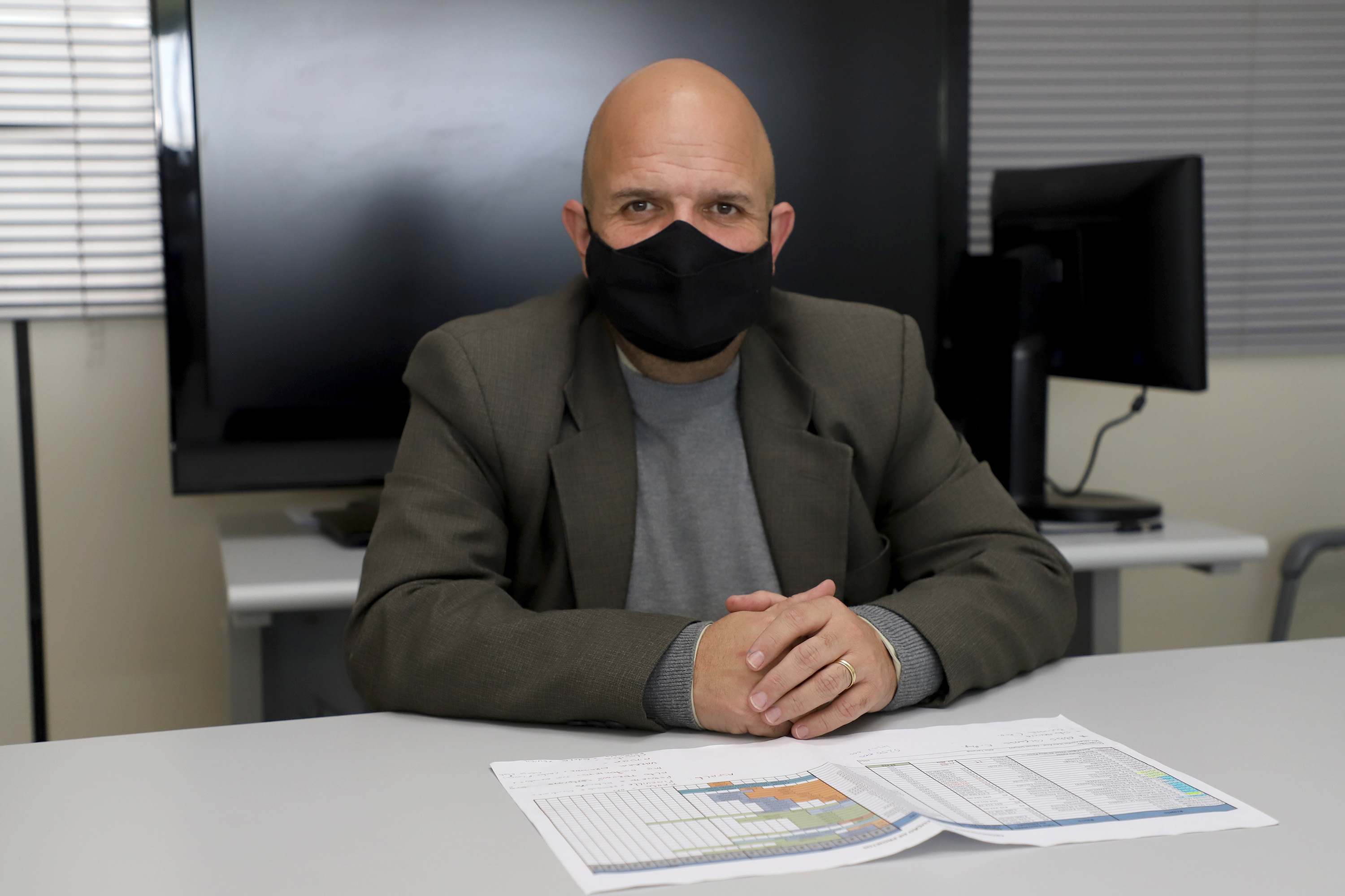 O secretário municipal de Governo de Pinhais, Ricardo Pinheiro, explica que a obra será estratégica para a implantação do novo binário, com vias de mão única saindo da Rua Cairo até a Manuel Bandeira, no sentido bairro, e entre ruas Clóvis Bevilaqua e Uganda no caminho até a rodovia. “ Foto: Ari Dias/AEN