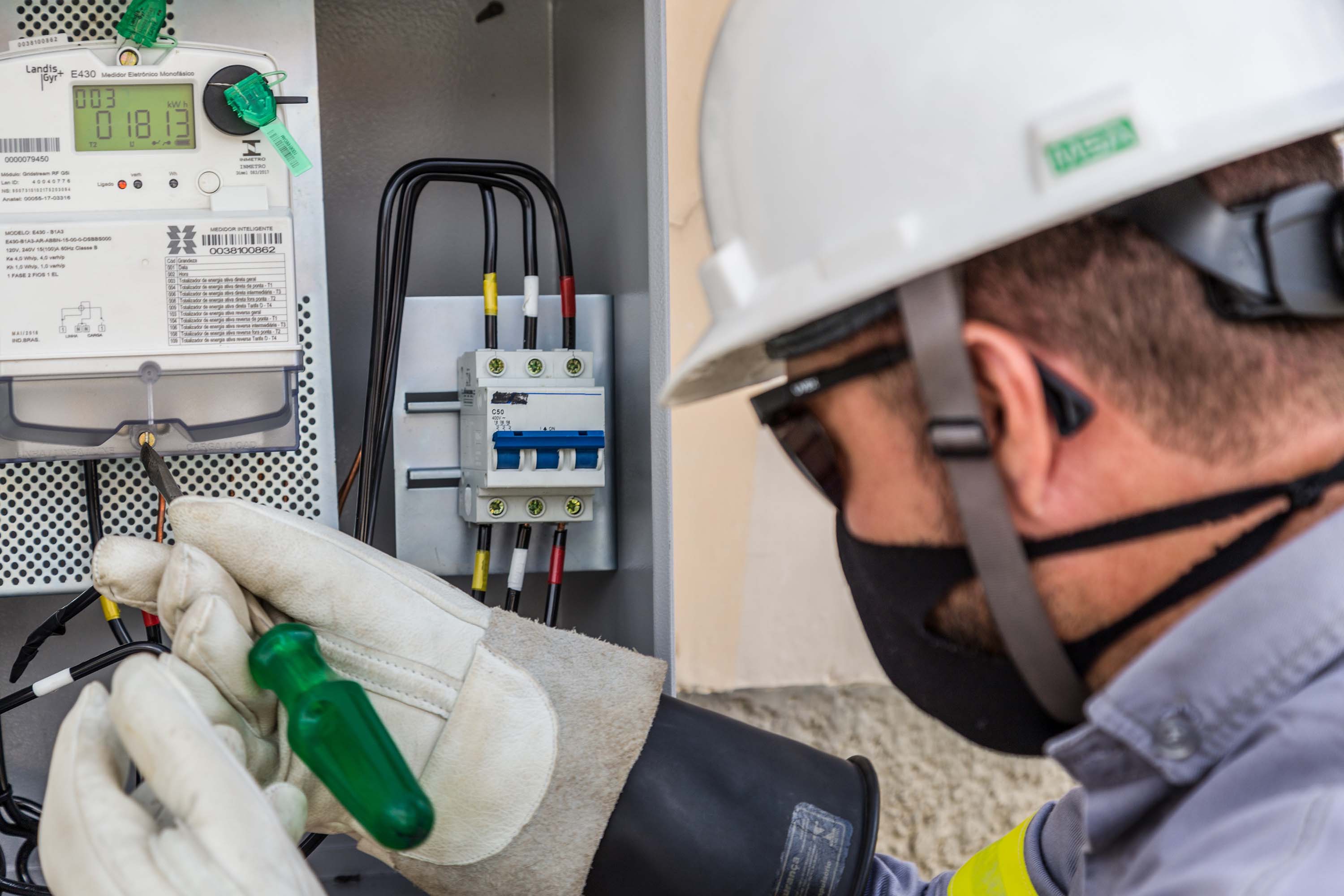 Com o programa Rede Elétrica Inteligente, a Copel trabalha para automatizar o processo de leitura do consumo de energia, o que reduzirá as emissões de carbono e os riscos de acidente com o deslocamento dos leituristas que hoje visitam mensalmente as quase 5 milhões de unidades consumidoras da concessionária de distribuição, em todo o Estado.  Foto: VALDENIR DANIEL CAVALHEIRO