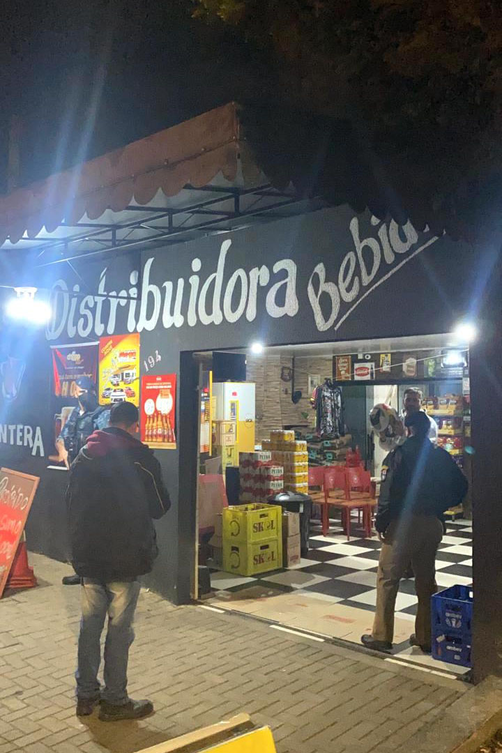 Um estabelecimento comercial foi fechado e 15 pessoas abordadas durante a operação da Ação Integrada de Fiscalização Urbana (AIFU) nesta quarta-feira (02/06), em Curitiba. Em uma das abordagens, no bairro Sítio Cercado, os policiais militares apreenderam 30 essências de narguilé. As ações de prevenção a aglomerações e demais infrações de medidas sanitárias seguem em andamento durante o feriado. -  curitiba, 03/06/2021  -  Foto: SESP/PR