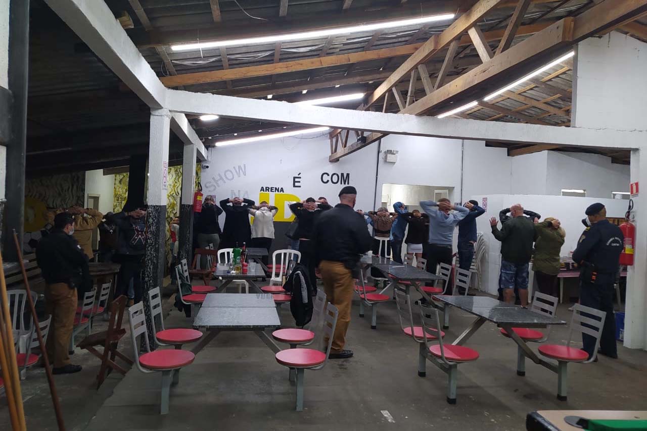 Com fiscalizações mais intensas, promovidas pelas polícias Militar e Civil, 20 pontos comerciais foram interditados e 714 pessoas encaminhadas por infringir medidas sanitárias de prevenção ao coronavírus no Paraná no feriado de Corpus Christi. O balanço da Secretaria da Segurança Pública registra dados de quinta-feira (03) a domingo (06).   -  Curitiba, 07/06/2021  -  Foto: SESP/PR