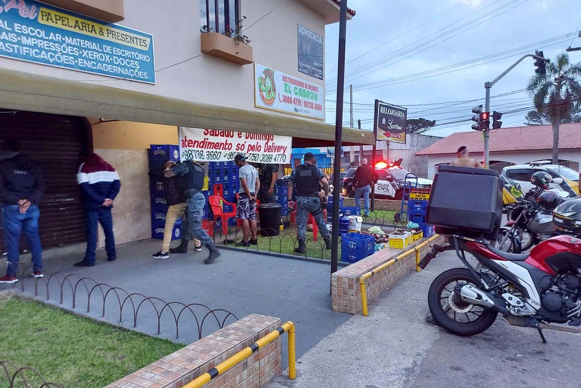 Com fiscalizações mais intensas, promovidas pelas polícias Militar e Civil, 20 pontos comerciais foram interditados e 714 pessoas encaminhadas por infringir medidas sanitárias de prevenção ao coronavírus no Paraná no feriado de Corpus Christi. O balanço da Secretaria da Segurança Pública registra dados de quinta-feira (03) a domingo (06).  -  Curitiba, 07/06/2021  -  Foto: SESP/PR