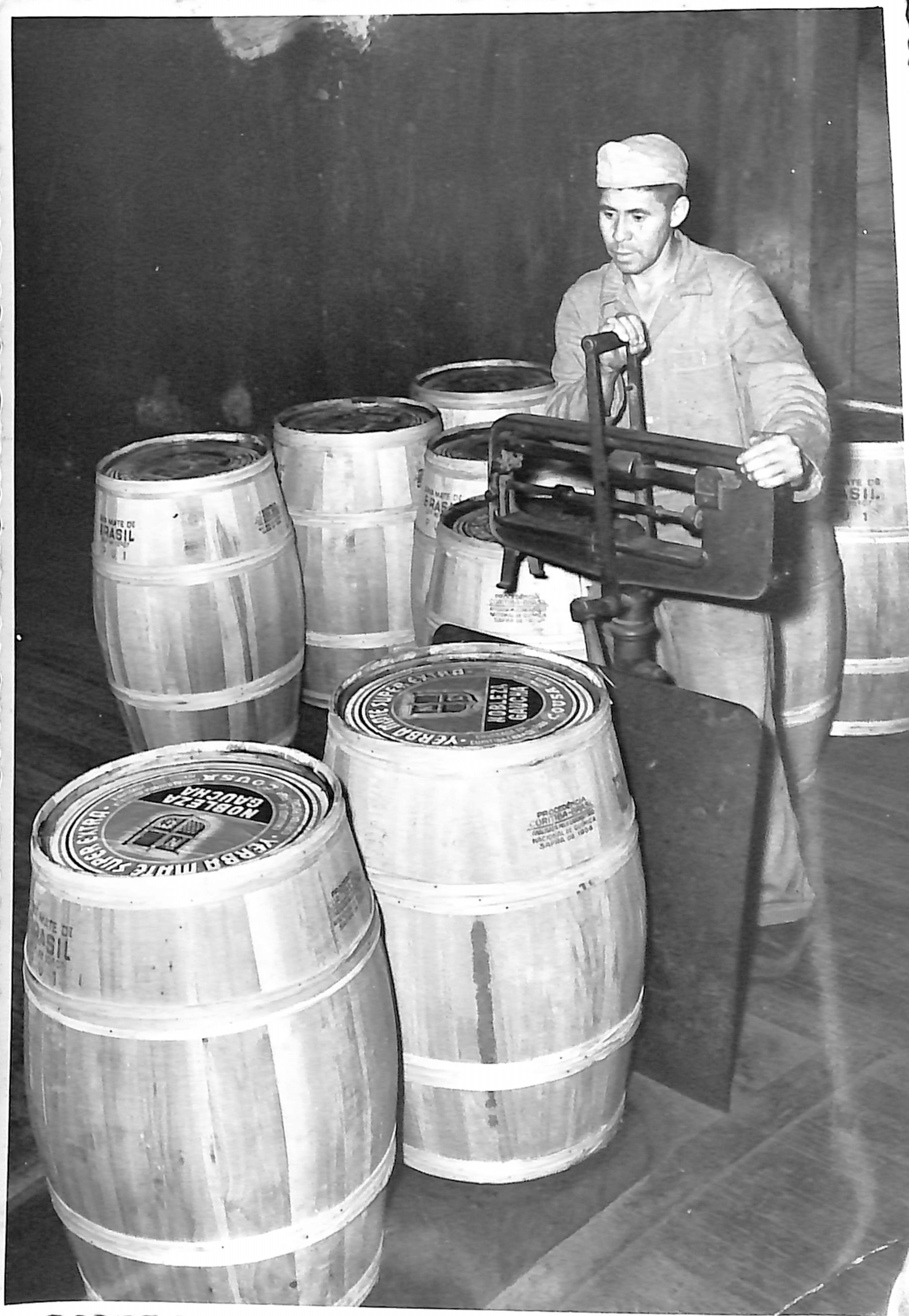Com o título “Os rótulos da erva-mate”, o terceiro episódio da série de podcasts já está disponível nas redes sociais do Espaço Cultural BRDE – Palacete dos Leões e do Museu Paranaense. -  Synval Stocchero.  Pesagem de barricas da marca Nobleza Gau?cha.  Fabrica Tibagy Ildefonso. Curitiba, 1956 Acervo Museu Paranaense.jpg