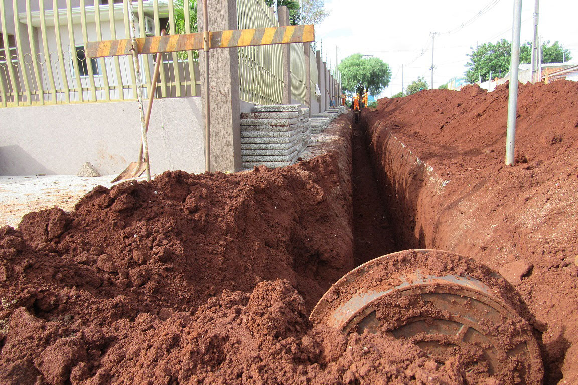 As obras de implantação do sistema de coleta e tratamento do esgoto de Santa Tereza do Oeste começam a mudar o cenário da cidade. - Foto: Sanepar