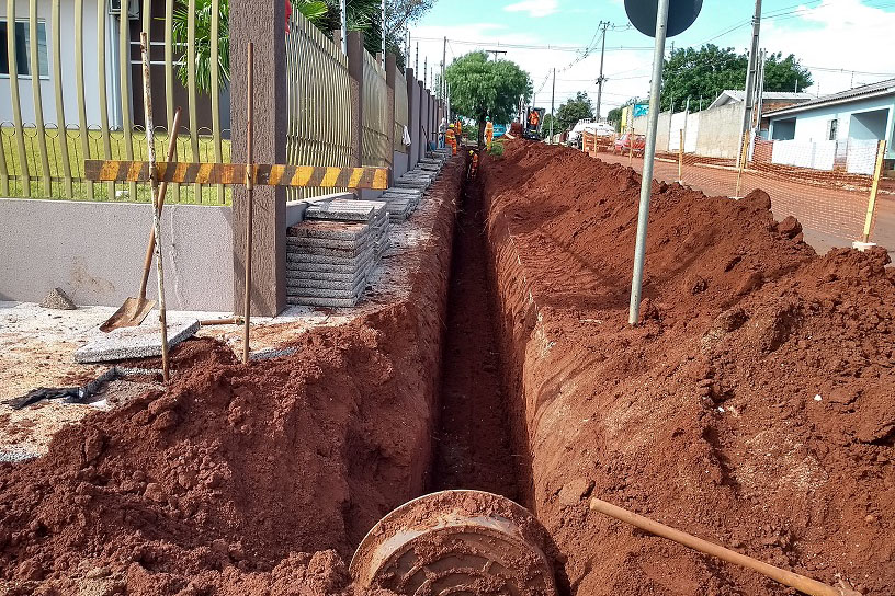 As obras de implantação do sistema de coleta e tratamento do esgoto de Santa Tereza do Oeste começam a mudar o cenário da cidade. - Foto: Sanepar