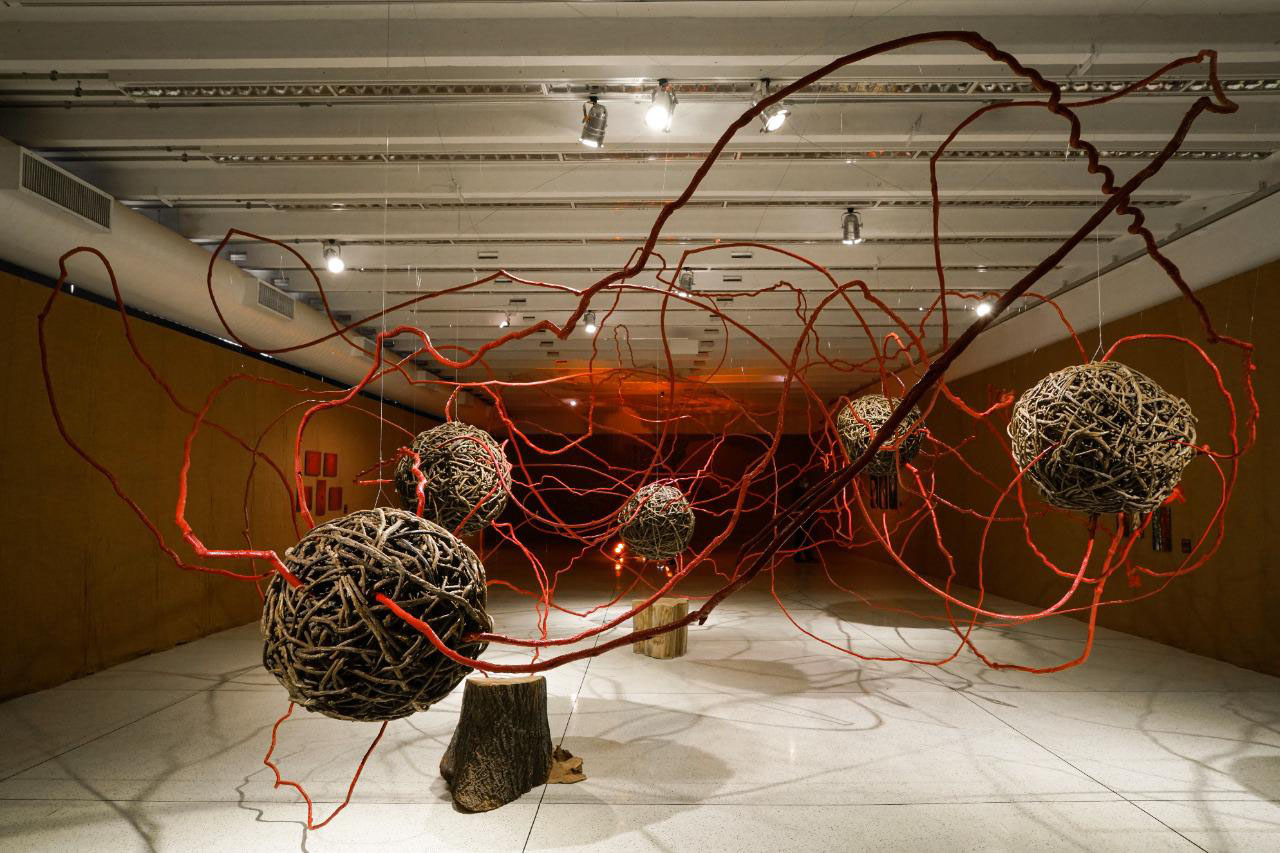 O Museu Oscar Niemeyer (MON) reabriu ao público com uma nova exposição: "Radical", primeira individual da artista Sonia Dias Souza, na Sala 1 do Museu. Com curadoria de Agnaldo Farias, a mostra tem caráter imersivo e reúne fotografias e instalações inéditas.  -  Curitiba, 10/06/2021  -  Foto: André Nacli