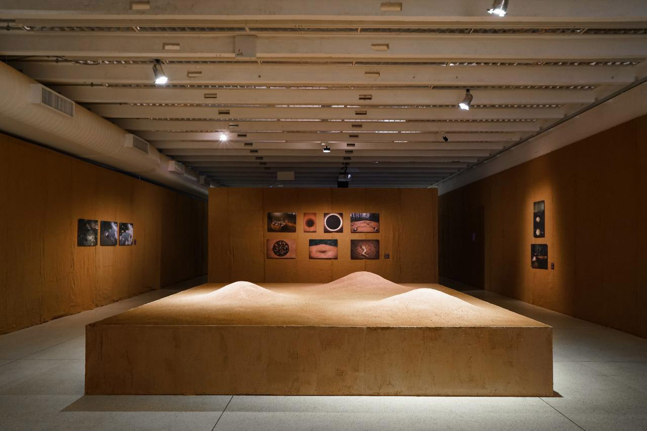 O Museu Oscar Niemeyer (MON) reabriu ao público com uma nova exposição: "Radical", primeira individual da artista Sonia Dias Souza, na Sala 1 do Museu. Com curadoria de Agnaldo Farias, a mostra tem caráter imersivo e reúne fotografias e instalações inéditas.  -  Curitiba, 10/06/2021  -  Foto: André Nacli