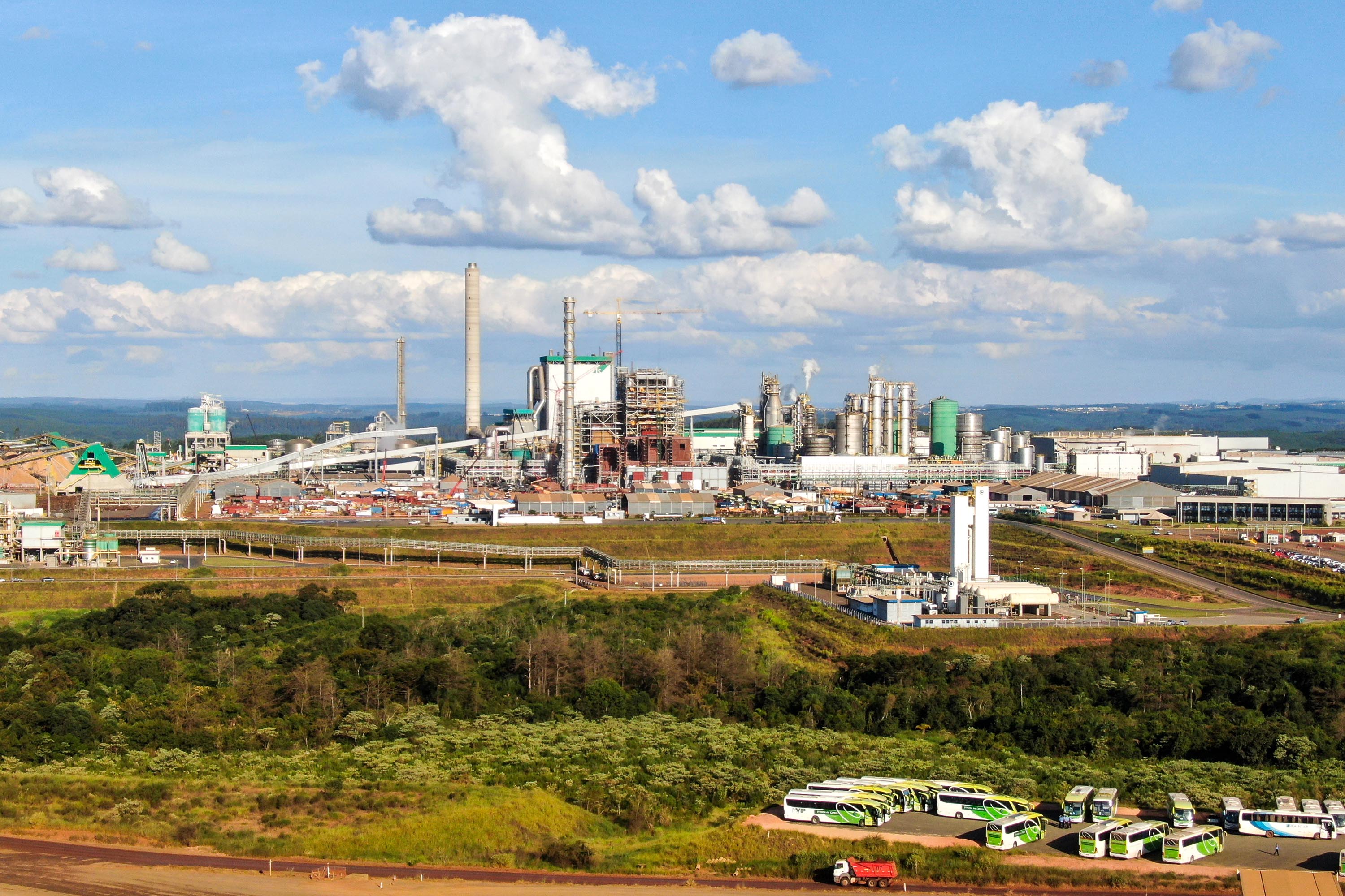 A primeira fase da ampliação das atividades da Klabin. no município de Ortigueira - Projeto Puma II, nos Campos Gerais, recebeu a Licença de Operação (LO) nesta quinta-feira (10). O documento foi entregue pelo Instituto Água e Terra (IAT), órgão vinculado à Secretaria do Desenvolvimento Sustentável e do Turismo (Sedest).  -  Curitiba, 11/06/2021  -  Foto: Rafael Chuí - Klabin