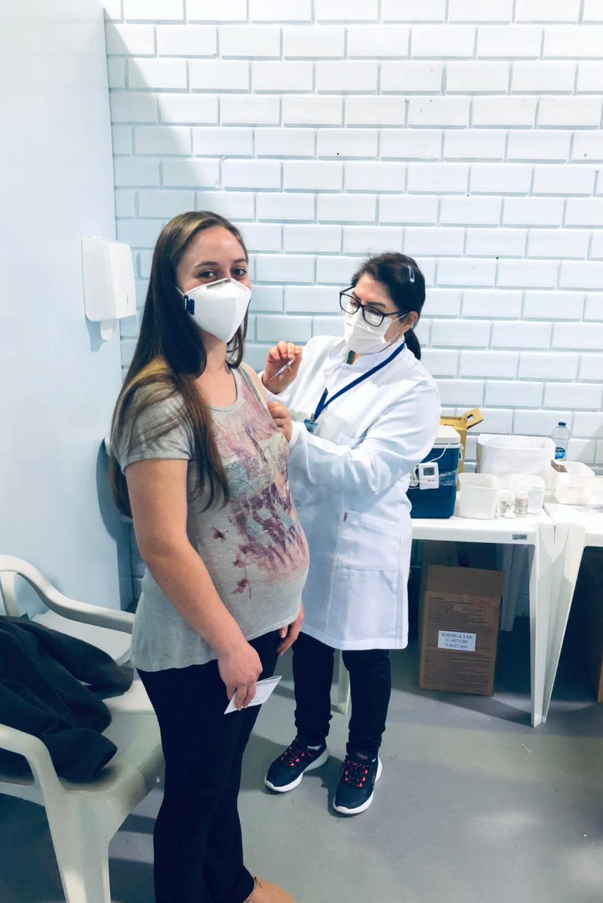 A Secretaria de Estado da Saúde (Sesa) registrou ações de vacinação contra a Covid-19 neste sábado (12) nas 22 Regionais de Saúde do Paraná. A iniciativa faz parte da campanha do Governo do Estado, de vacinação ?De domingo a domingo?.  - Curitiba, 12/06/2021  -  Foto: SESA