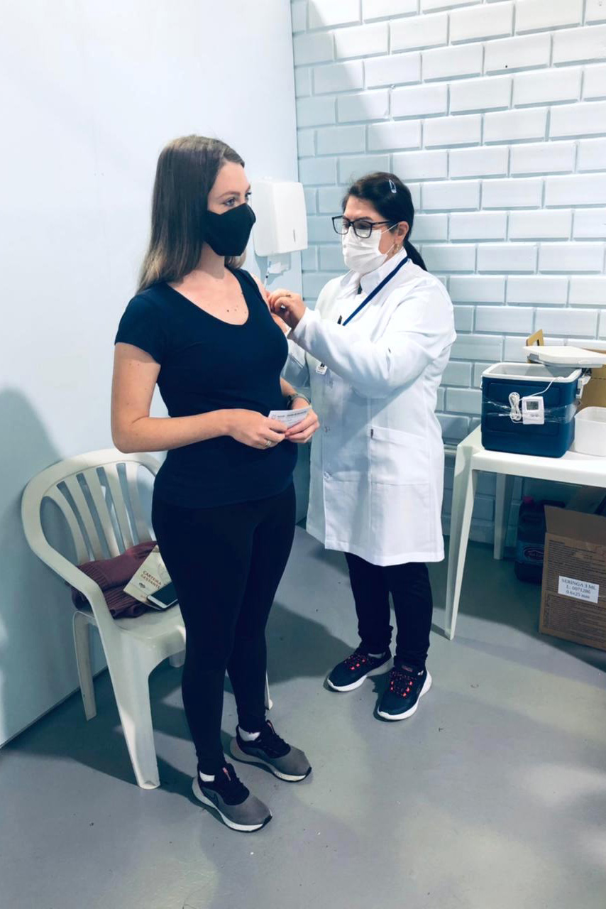 A Secretaria de Estado da Saúde (Sesa) registrou ações de vacinação contra a Covid-19 neste sábado (12) nas 22 Regionais de Saúde do Paraná. A iniciativa faz parte da campanha do Governo do Estado, de vacinação ?De domingo a domingo?.  - Curitiba, 12/06/2021  -  Foto: SESA