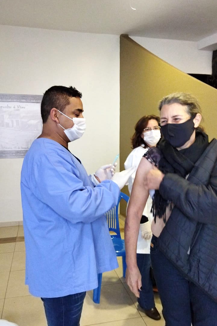 A Secretaria de Estado da Saúde (Sesa) registrou ações de vacinação contra a Covid-19 neste sábado (12) nas 22 Regionais de Saúde do Paraná. A iniciativa faz parte da campanha do Governo do Estado, de vacinação ?De domingo a domingo?.  - Curitiba, 12/06/2021  -  Foto: SESA