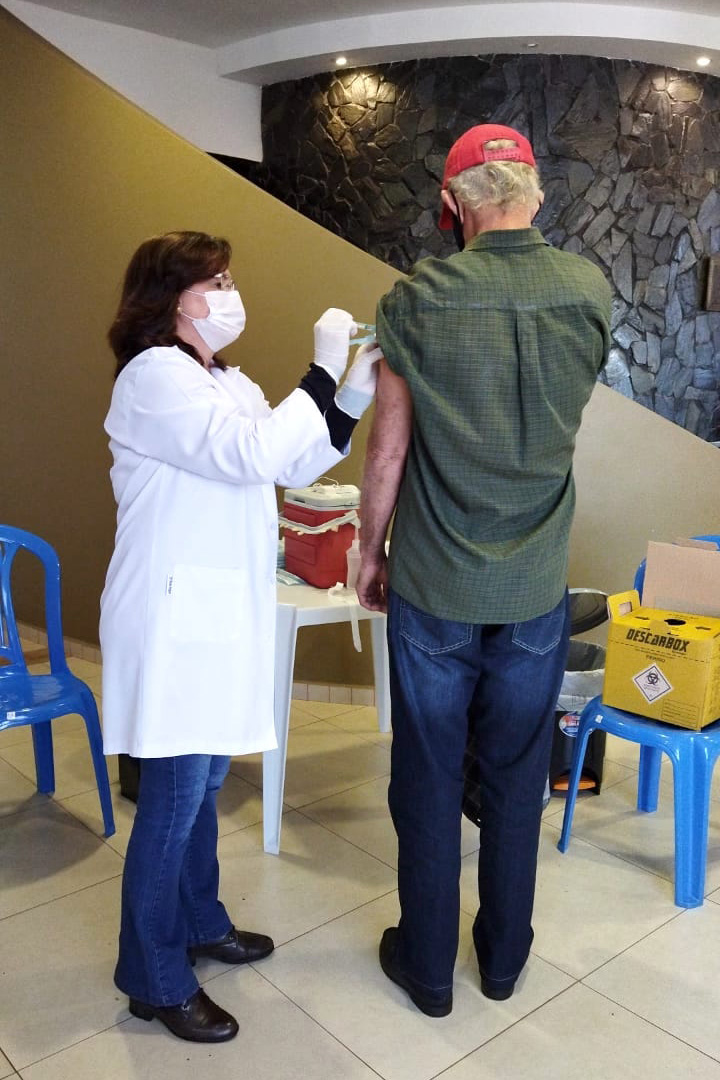 A Secretaria de Estado da Saúde (Sesa) registrou ações de vacinação contra a Covid-19 neste sábado (12) nas 22 Regionais de Saúde do Paraná. A iniciativa faz parte da campanha do Governo do Estado, de vacinação ?De domingo a domingo?.  - Curitiba, 12/06/2021  -  Foto: SESA