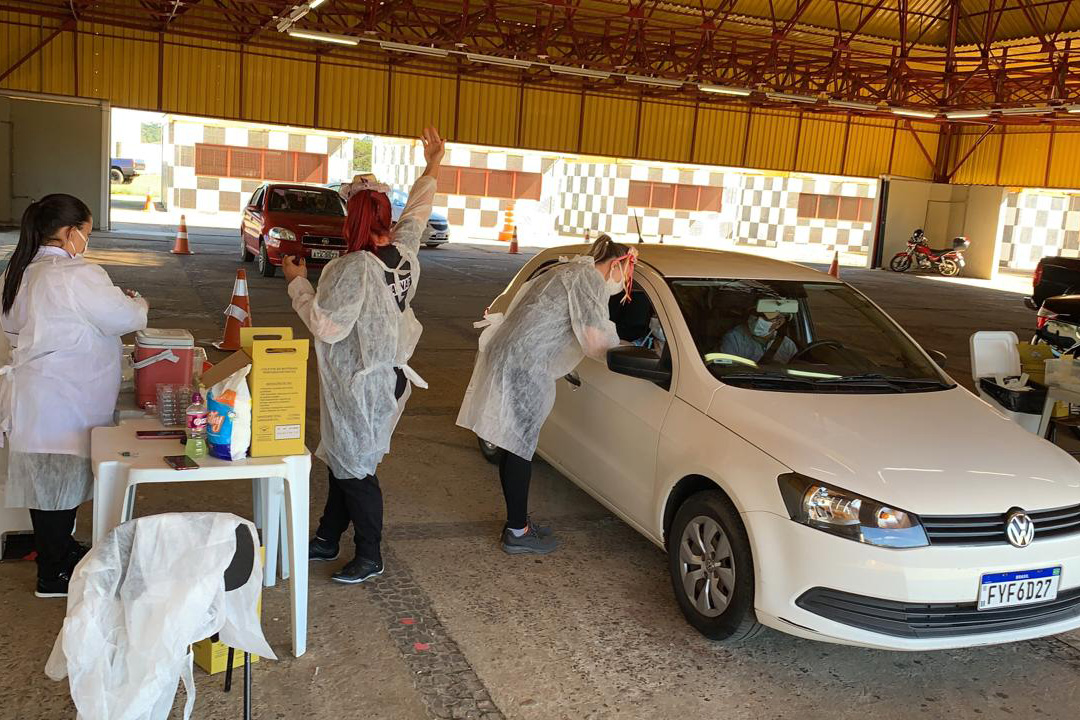 A Secretaria de Estado da Saúde (Sesa) registrou ações de vacinação contra a Covid-19 neste sábado (12) nas 22 Regionais de Saúde do Paraná. A iniciativa faz parte da campanha do Governo do Estado, de vacinação ?De domingo a domingo?.  - Curitiba, 12/06/2021  -  Foto: SESA
