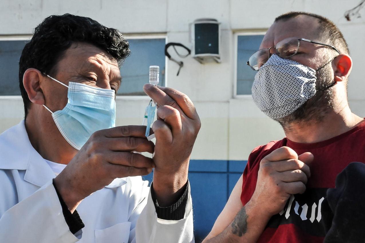 A Secretaria de Estado da Saúde (Sesa) registrou ações de vacinação contra a Covid-19 neste sábado (12) nas 22 Regionais de Saúde do Paraná. A iniciativa faz parte da campanha do Governo do Estado, de vacinação ?De domingo a domingo?.  - Curitiba, 12/06/2021  -  Foto: SESA