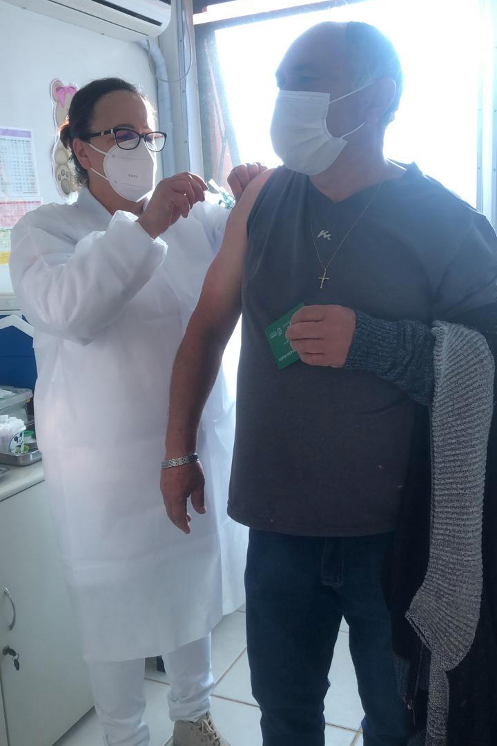 A Secretaria de Estado da Saúde (Sesa) registrou ações de vacinação contra a Covid-19 neste sábado (12) nas 22 Regionais de Saúde do Paraná. A iniciativa faz parte da campanha do Governo do Estado, de vacinação ?De domingo a domingo?.  - Curitiba, 12/06/2021  -  Foto: SESA