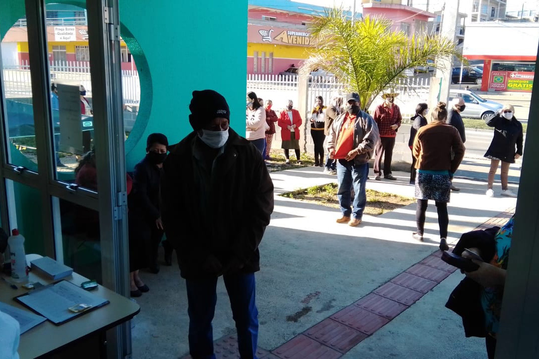 A Secretaria de Estado da Saúde (Sesa) registrou ações de vacinação contra a Covid-19 neste sábado (12) nas 22 Regionais de Saúde do Paraná. A iniciativa faz parte da campanha do Governo do Estado, de vacinação ?De domingo a domingo?.  - Curitiba, 12/06/2021  -  Foto: SESA