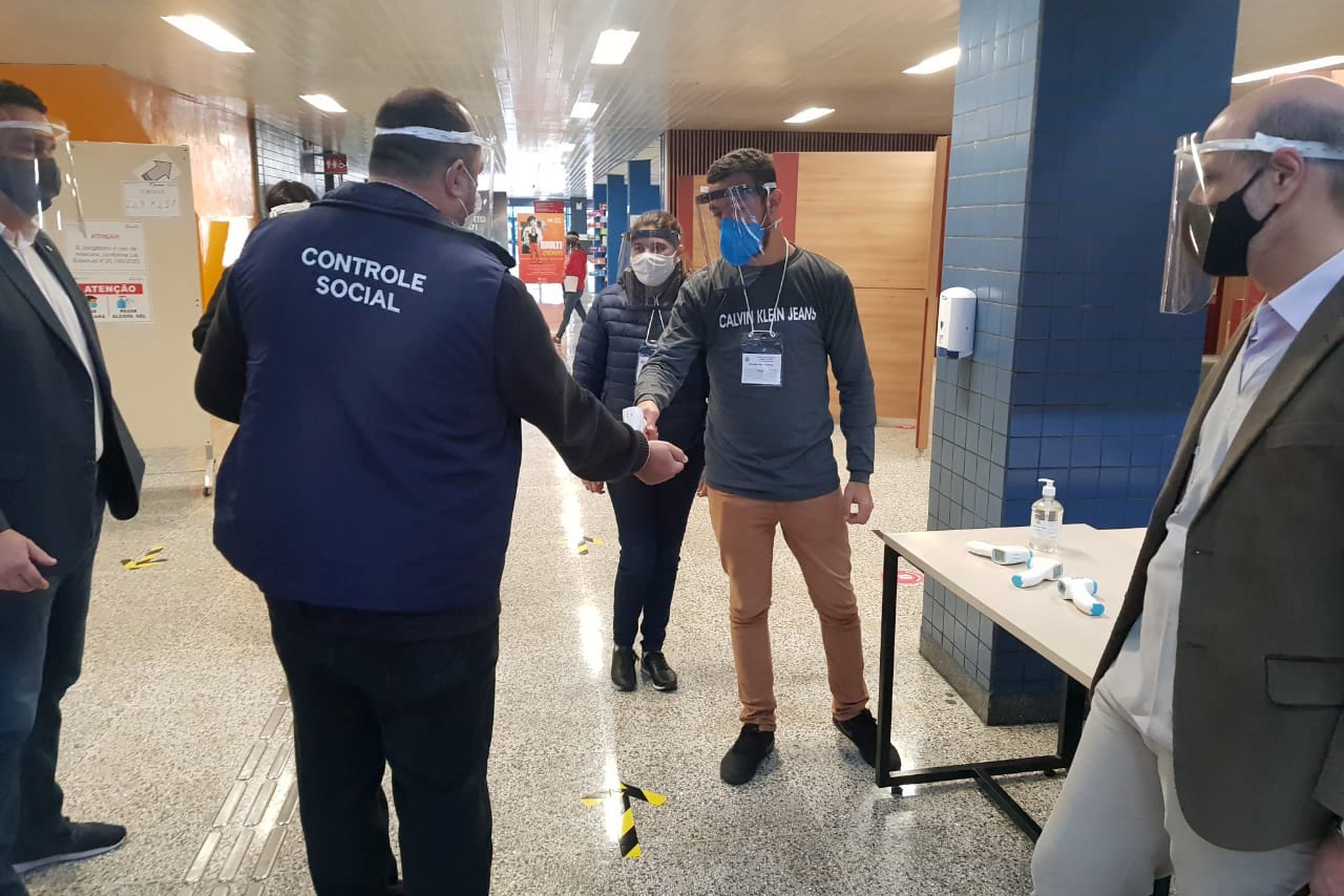 A Controladoria-Geral do Estado (CGE) visitou locais de prova do Concurso da Polícia Militar, no domingo (13), para verificar protocolos de segurança adotados pelo Núcleo de Concursos da Universidade Federal do Paraná (UFPR)