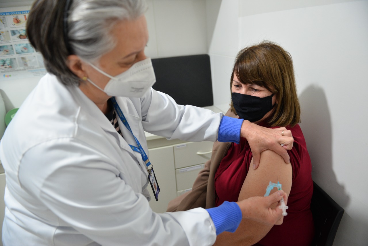 Paraná mantém crescimento na vacinação contra a Covid-19 e bate recorde no final de semana. Foto:SESA