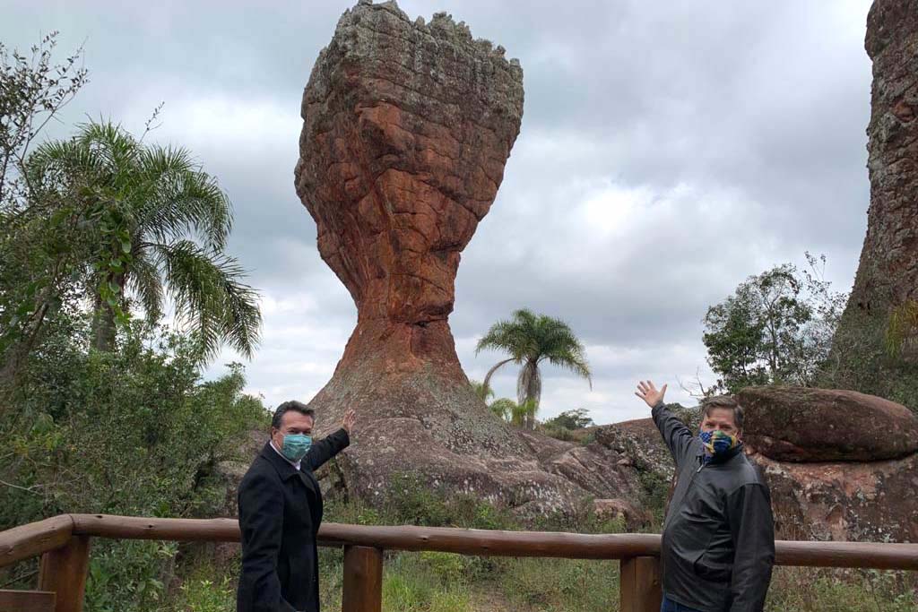 O secretário do Desenvolvimento Sustentável e do Turismo, Marcio Nunes, recebeu o embaixador dos Estados Unidos (EUA) no Brasil, Todd Chapman, no Parque Vila Velha, nos Campos Gerais.. Foto:SEDEST