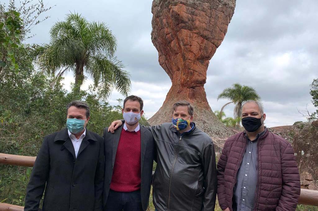 O secretário do Desenvolvimento Sustentável e do Turismo, Marcio Nunes, recebeu o embaixador dos Estados Unidos (EUA) no Brasil, Todd Chapman, no Parque Vila Velha, nos Campos Gerais.. Foto:SEDEST