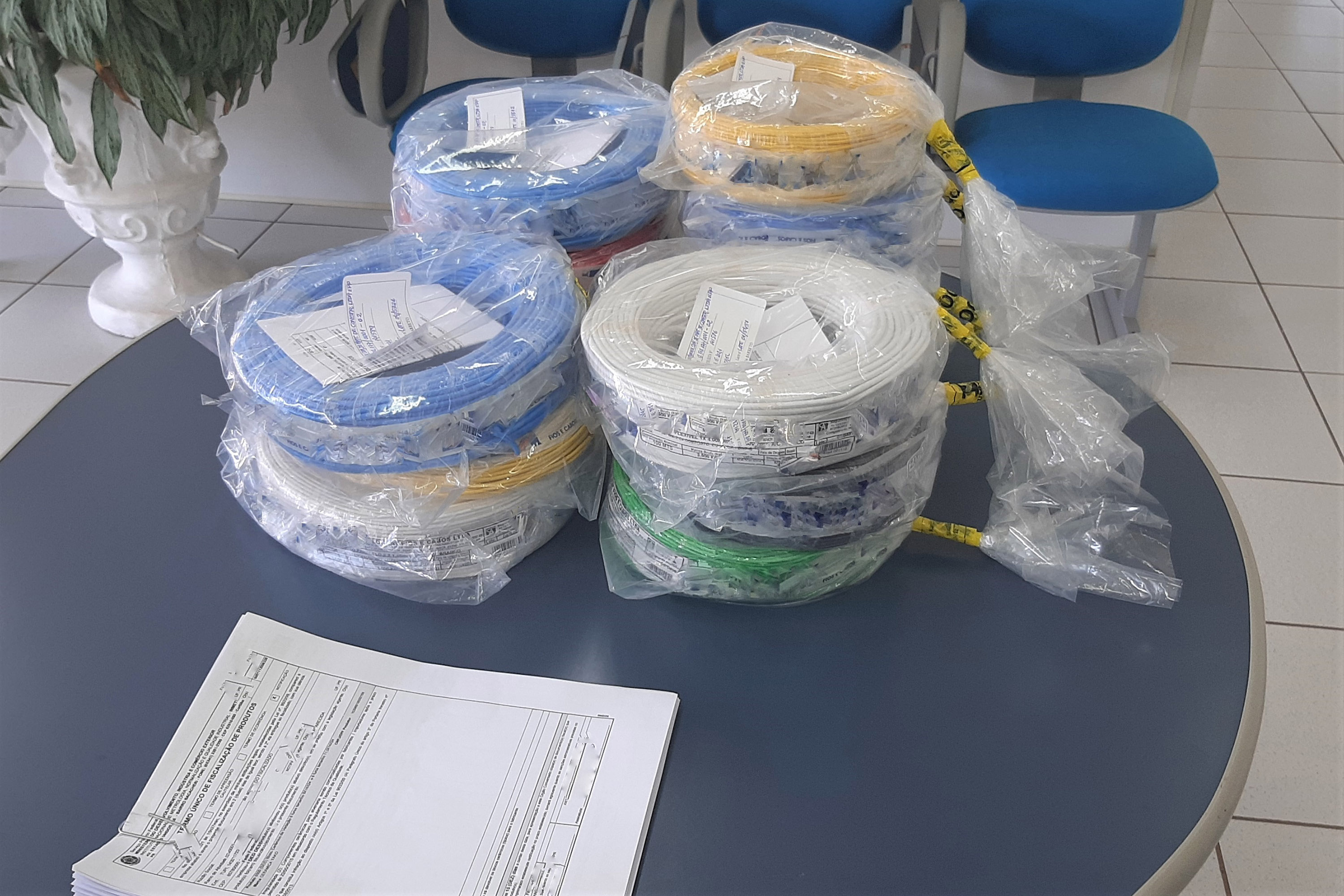 O Instituto de Pesos e Medidas vem intensificando a fiscalização de fios e cabos elétricos em todo Estado. A equipe da Regional de Cascavel, sob o comando do gerente Francisco Irandyakist Bessa, realizou verificações nos estabelecimentos que comercializam esse material, nos meses de maio e junho, nas cidades de Cafelândia, Cascavel e Boa Vista da Aparecida. -  Curitiba, 17/06/2021  -  Foto: IPEM