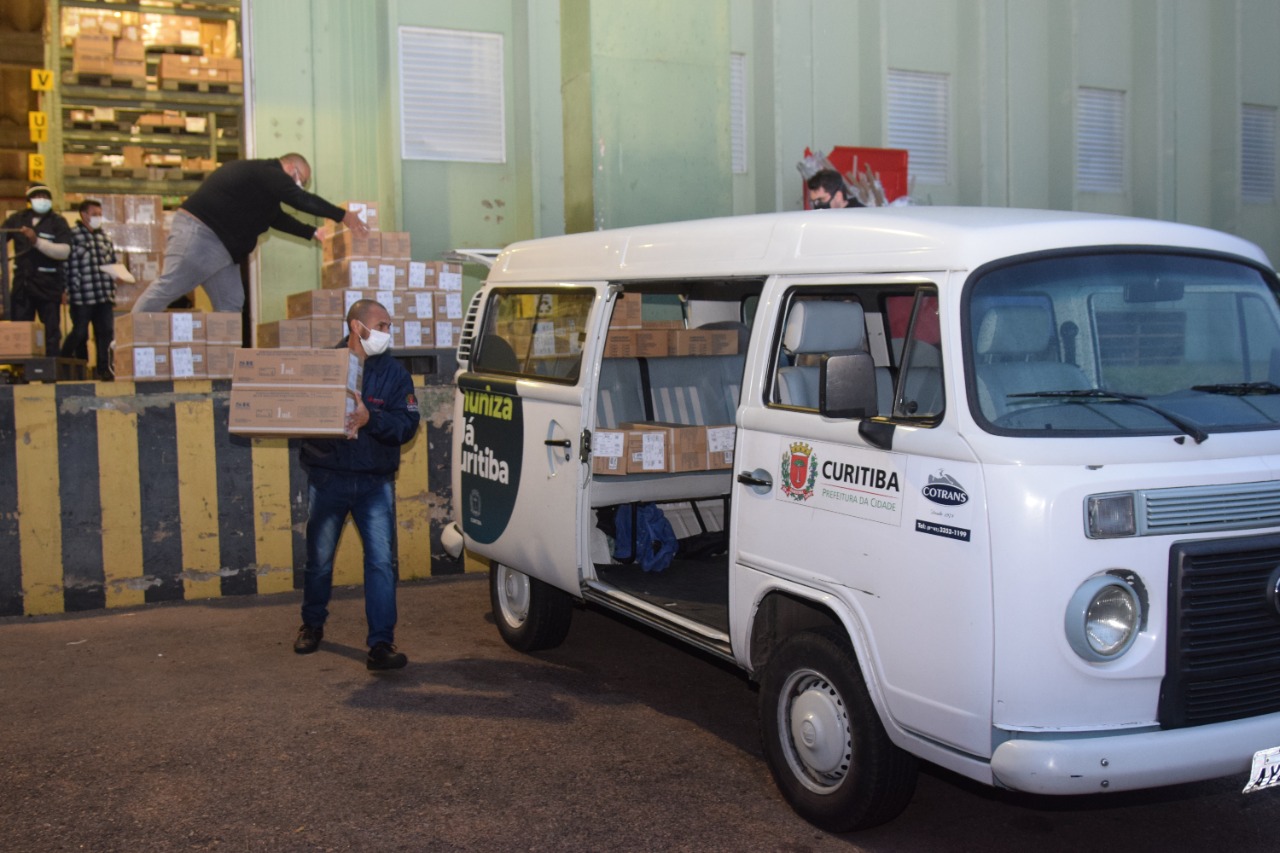 A Secretaria de Estado da Saúde enviou mais 34.710 vacinas contra a Covid-19 para o município de Curitiba nesta sexta-feira (18). Os imunizantes fazem parte da 25ª pauta de distribuição do Ministério da Saúde, recebida ainda nesta manhã. Ao todo são 28.380 doses da vacina Pfizer/BioNTech e 6.330 da CoronaVac/Butantan.  -  Curitiba, 18/06/2021  -  Foto: Américo Antonio/SESA